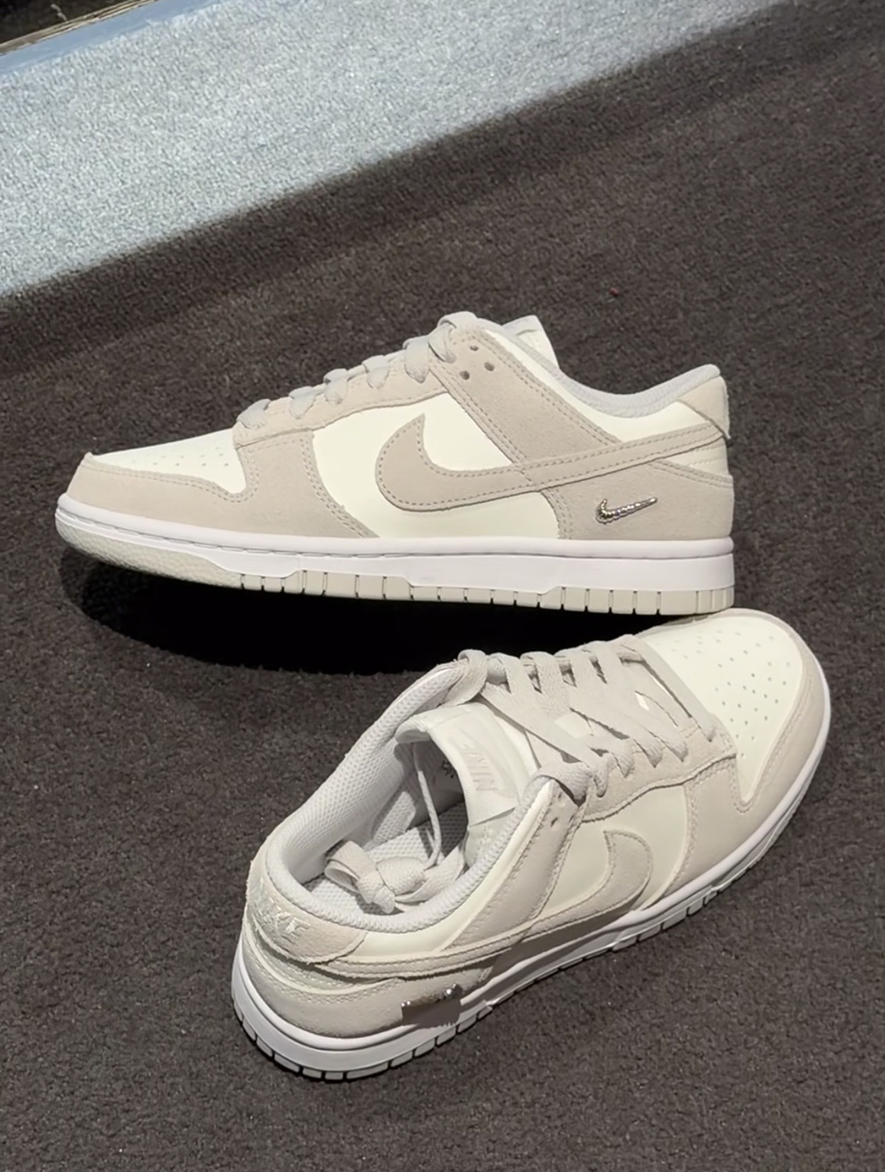 【預訂】NIKE DUNK LOW 小銀剔麂皮淺奶灰-WOMEN