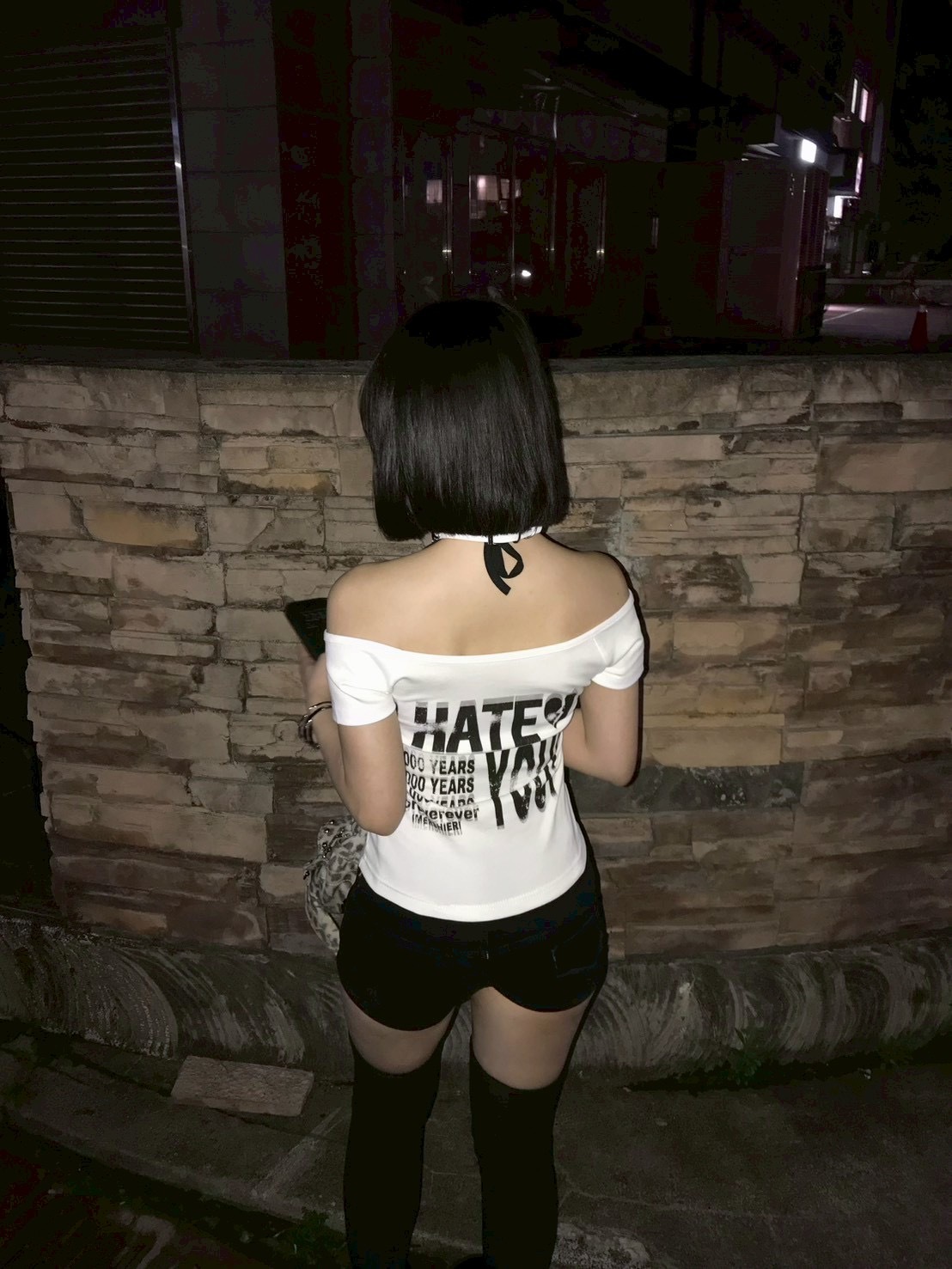 輕亞Vibe 假兩件掛脖 字母印花短踢