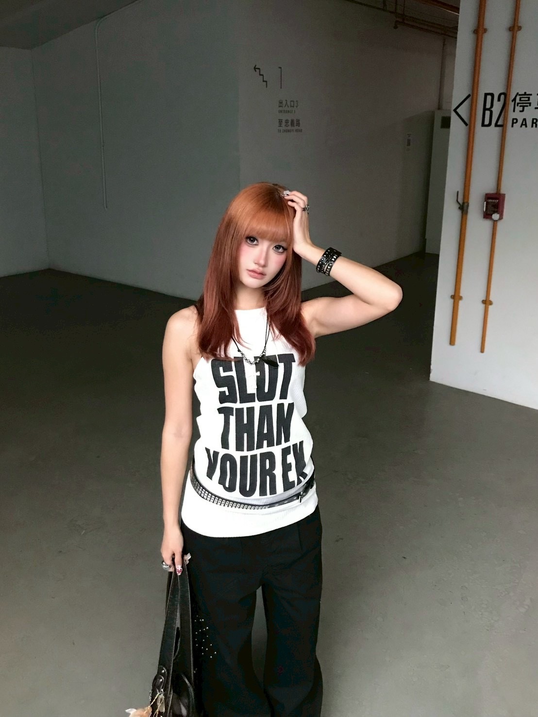 冷感輕亞 透膚掛脖字母印花上衣