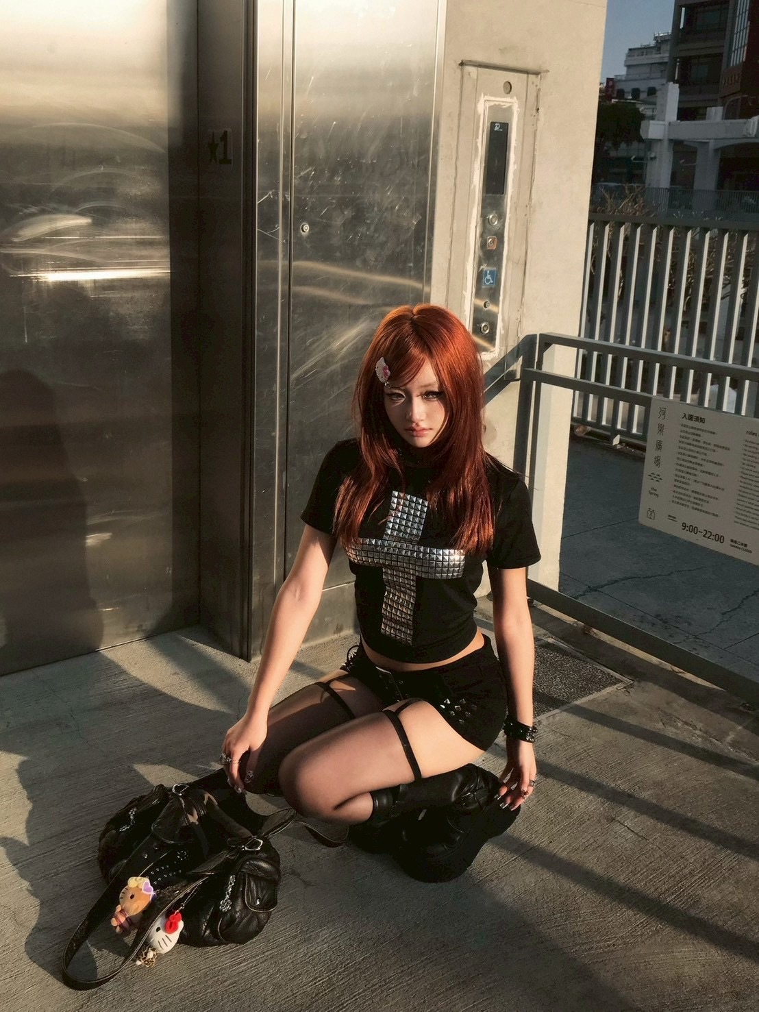 朋克辣妹 立體十字鉚釘上衣