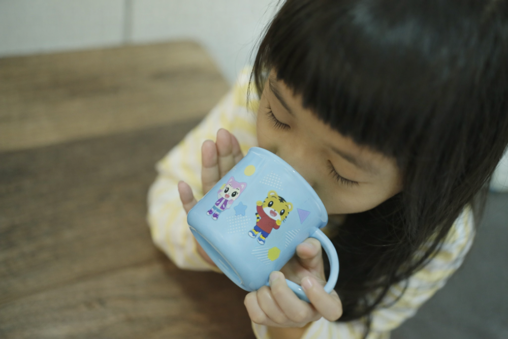 小巧握把設計的巧虎好朋友水杯