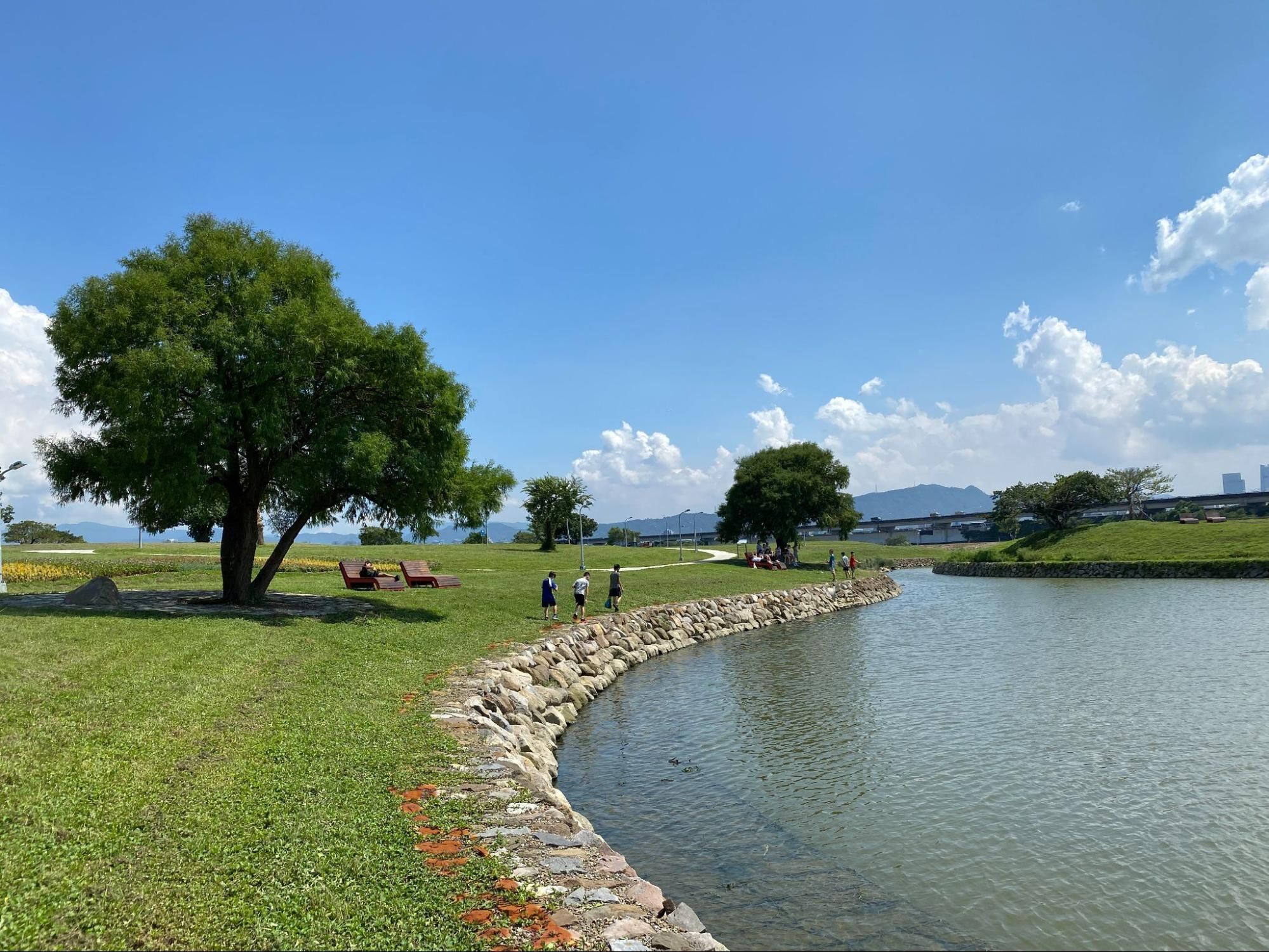 台北 美堤河濱公園 河岸景色