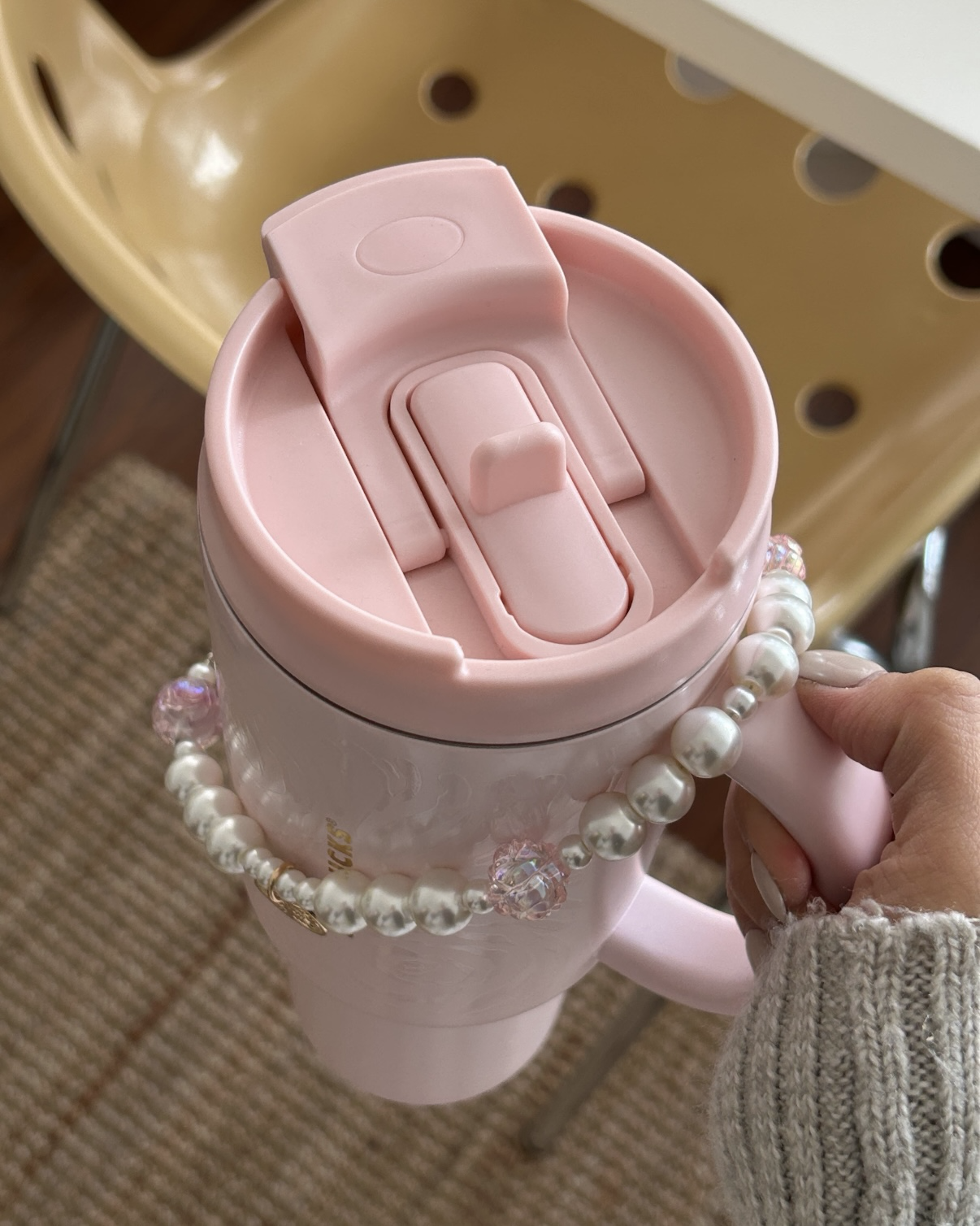 STARBUCKS 星巴克 萬花玫境系列 櫻花粉 玫瑰浮雕 雙飲口 附珍珠掛鍊 1189ml