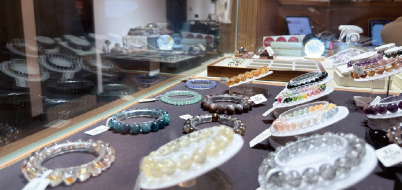 販售各式晶礦、水晶手鍊手串