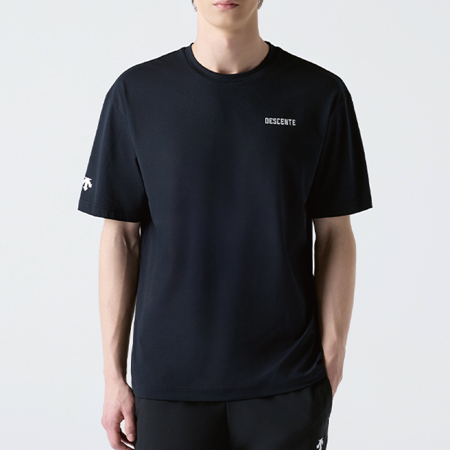 【 DESCENTE｜TOUGH LIGHT OVER FIT SS 輕量排汗短TEE - 黑 】