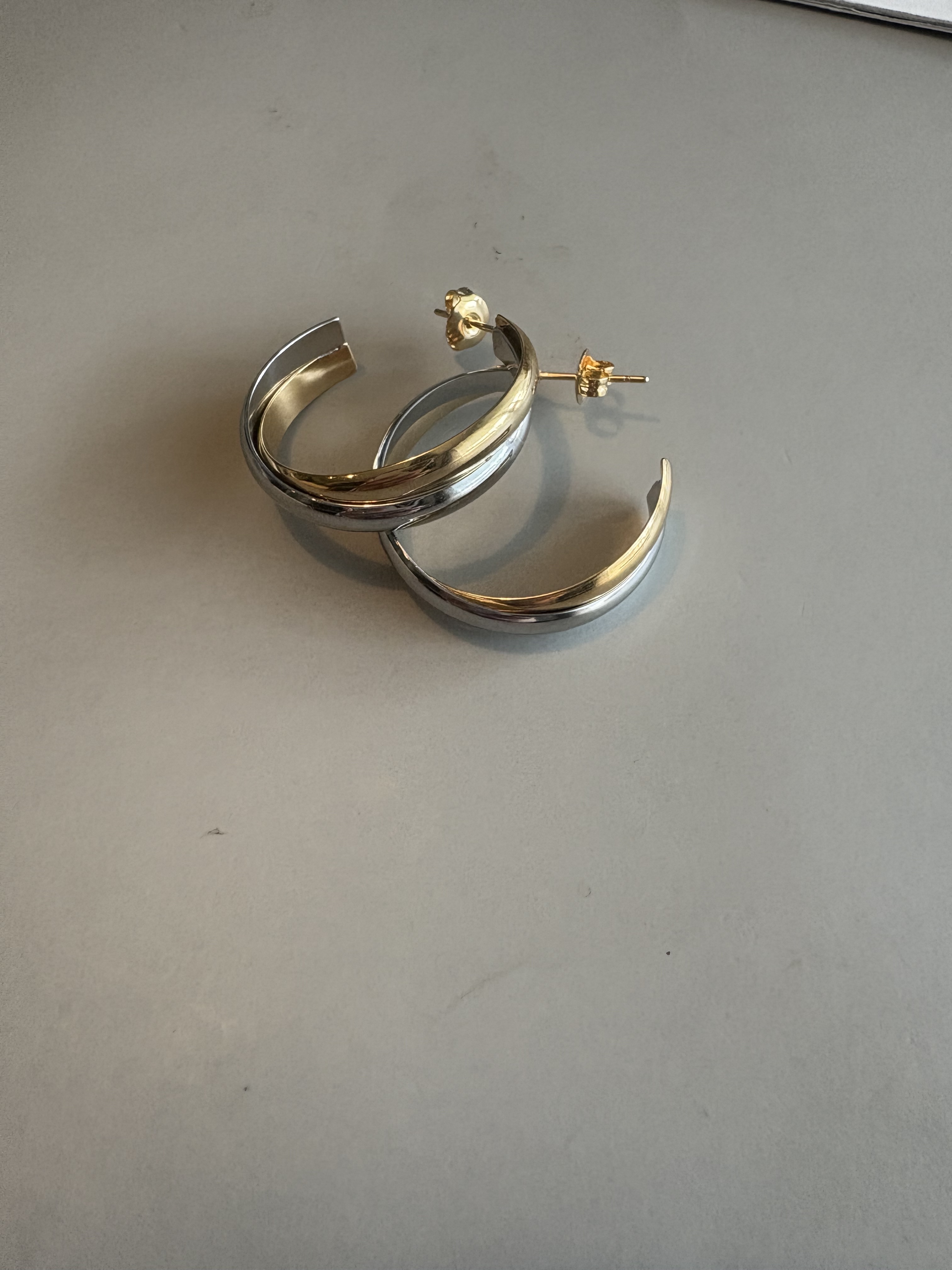 bicolor wave hoop pierce