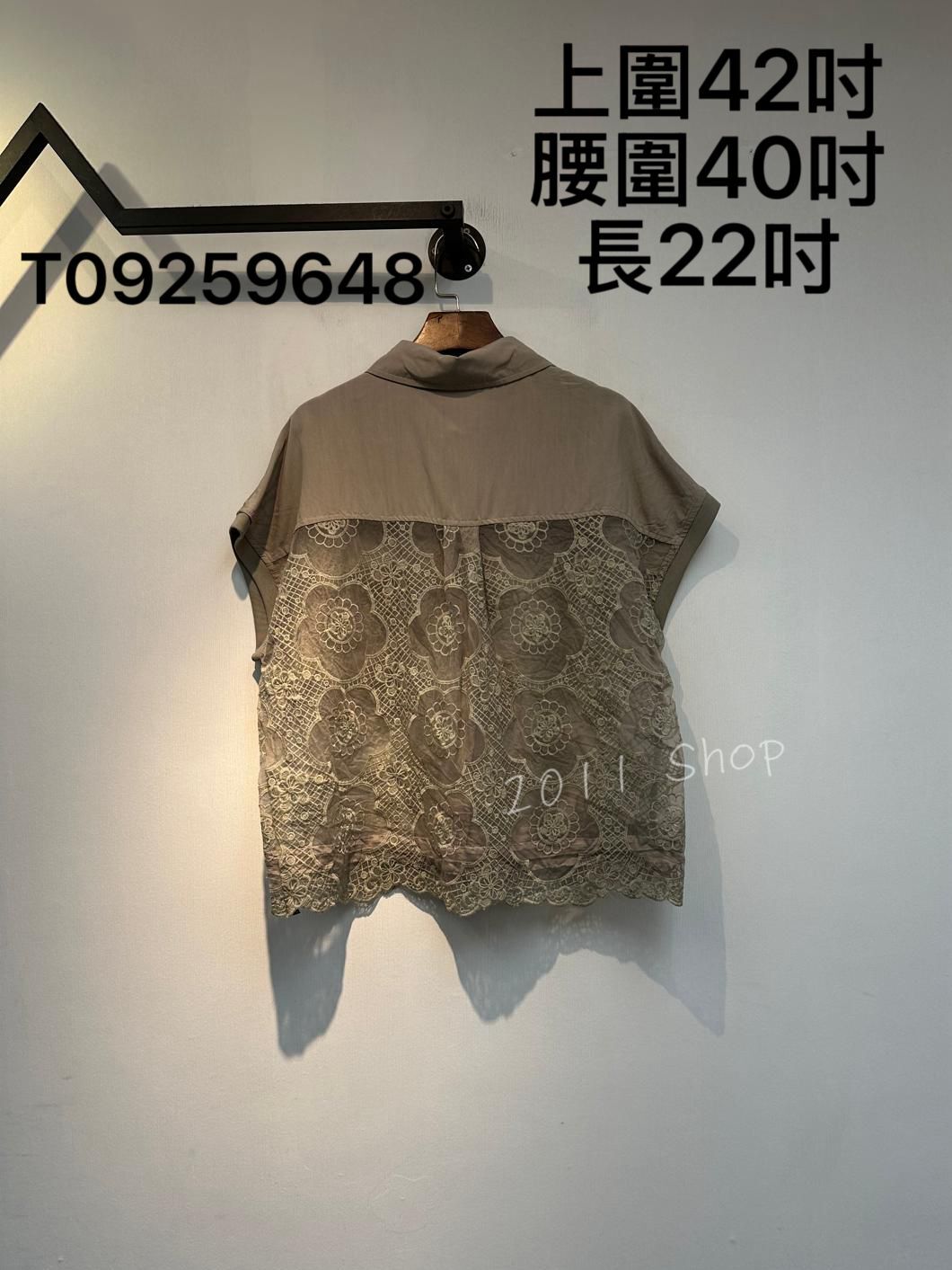 鏤空網紗刺繡蕾絲鈕扣TOP  上圍42吋 腰圍40吋 長22吋  T09259648