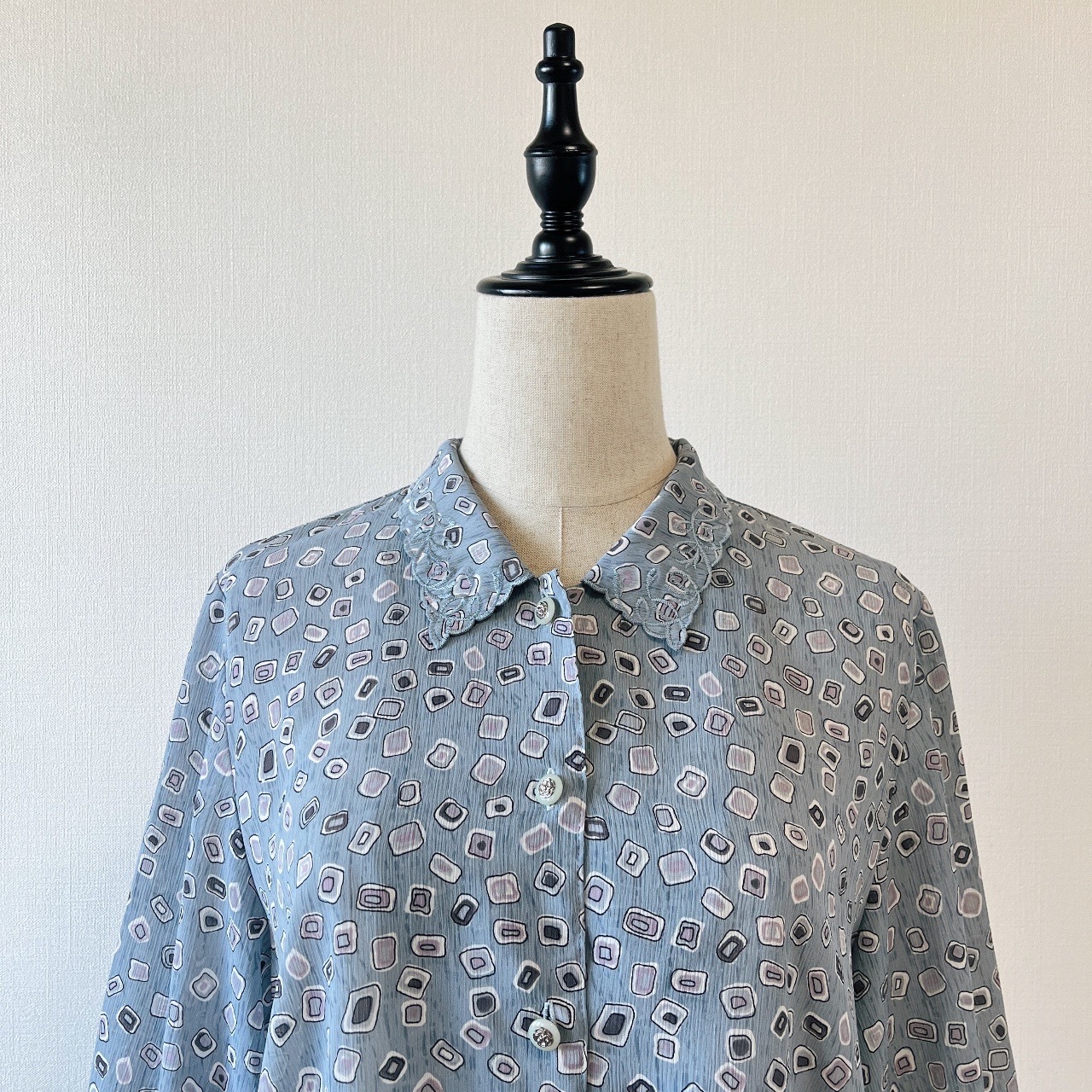 灰藍色刺繡領子中袖古著上衣