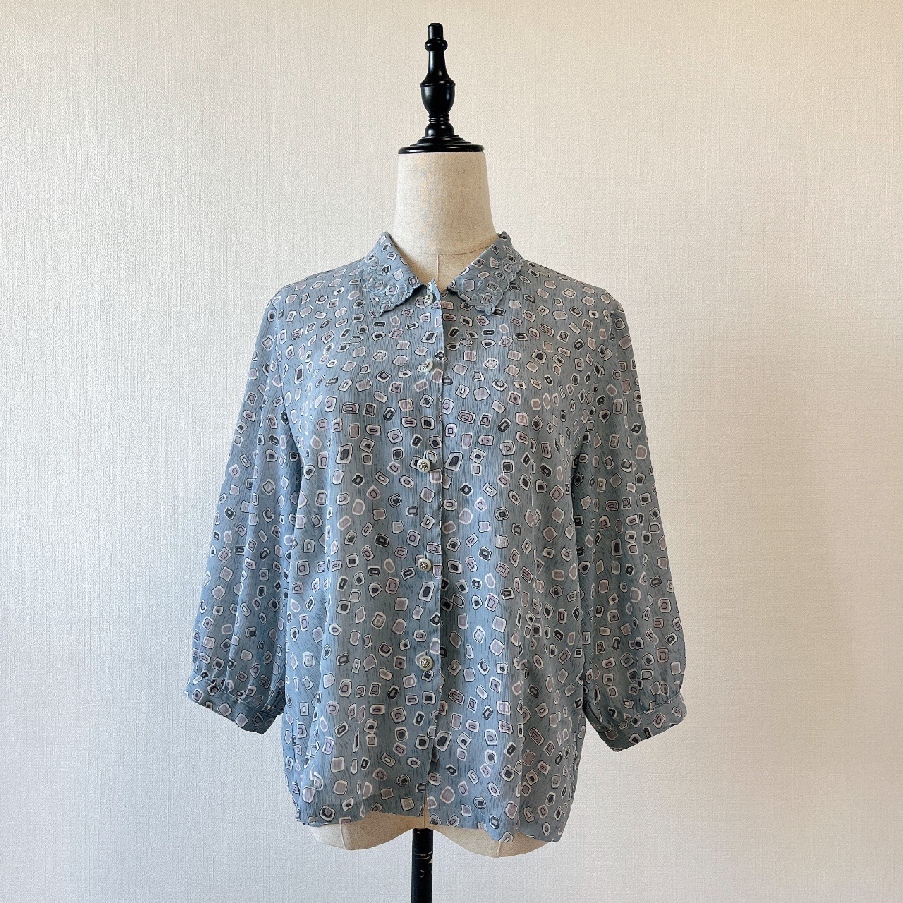 灰藍色刺繡領子中袖古著上衣