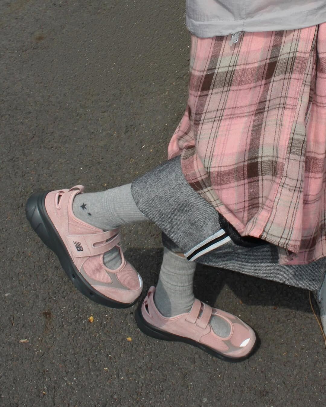 🇰🇷 NEW BALANCE NB BREEZE 草莓奶昔 草莓粉 粉色 灰粉 黑底 瑪莉珍鞋 MARY JANE 運動涼鞋 機能性 魔鬼氈 麂皮 女鞋 SD2203PI / 預購