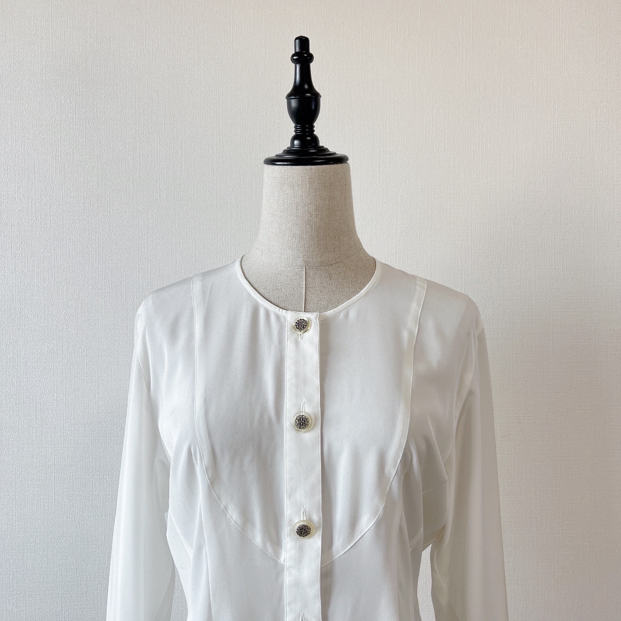 White Round Neck Fitted Waist Long-sleeved Top