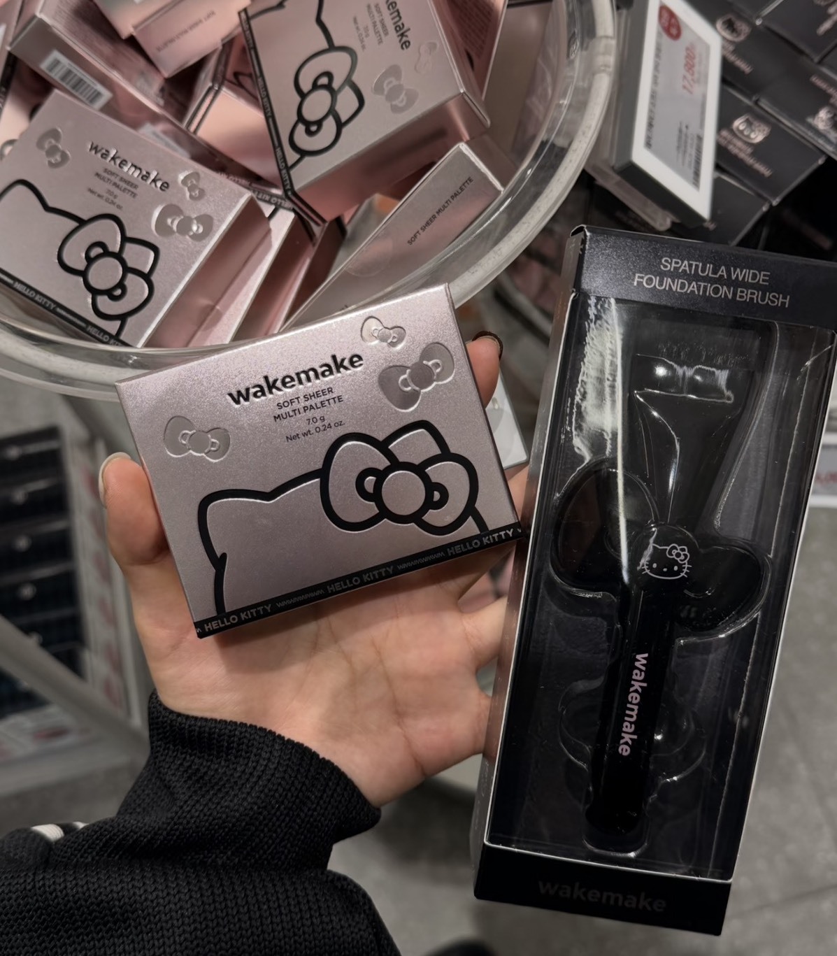韓國 WAKEMAKE × Hello Kitty 夢幻聯名眼影盤 / 粉底刷