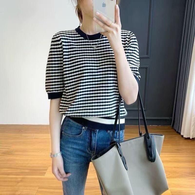 【顯瘦修身的圓領條紋針織上衣】（預購）