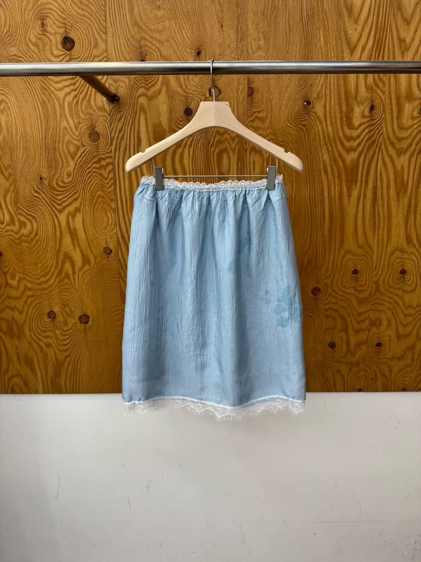 下接蕾絲絲緞裙