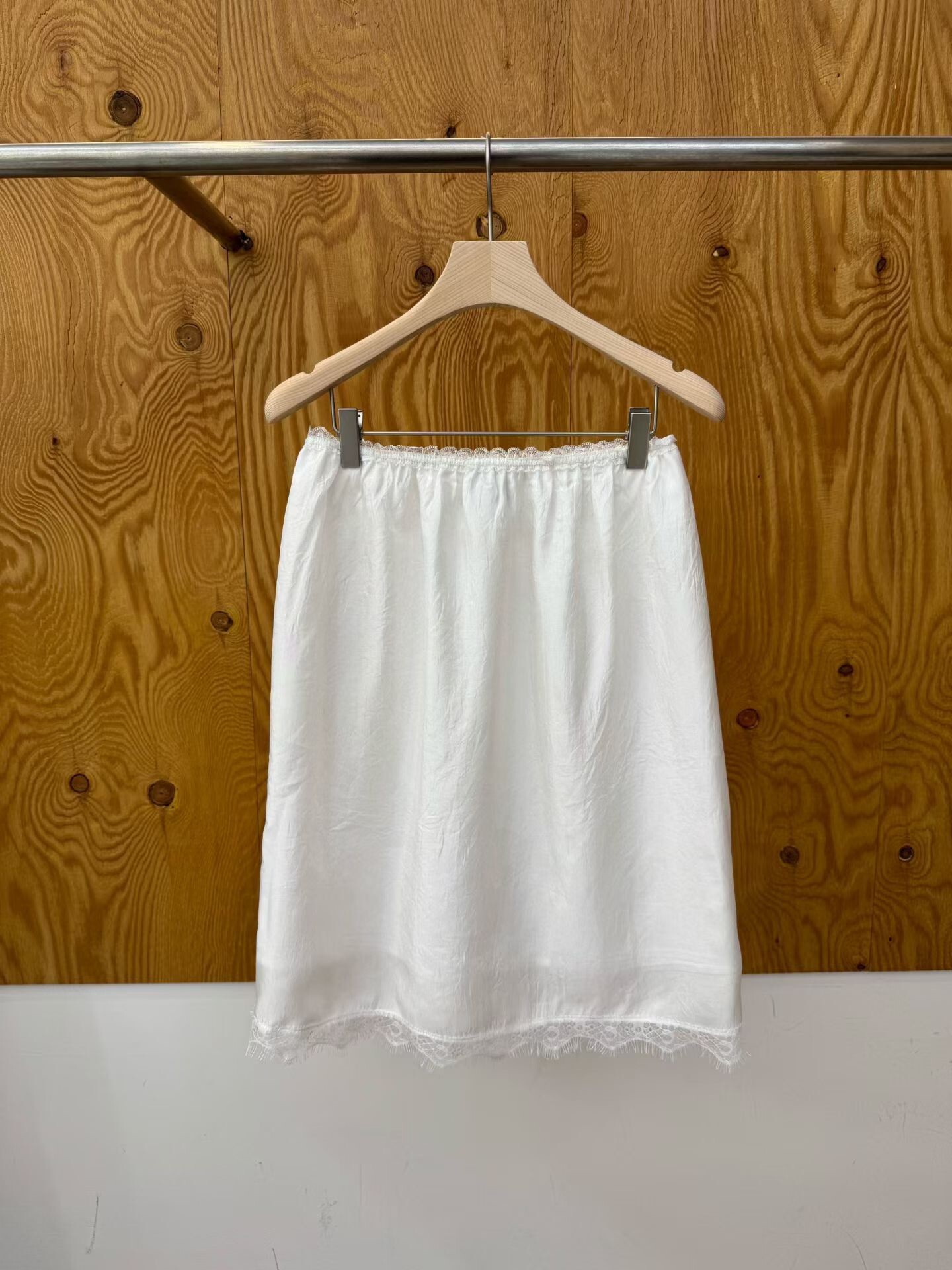 下接蕾絲絲緞裙