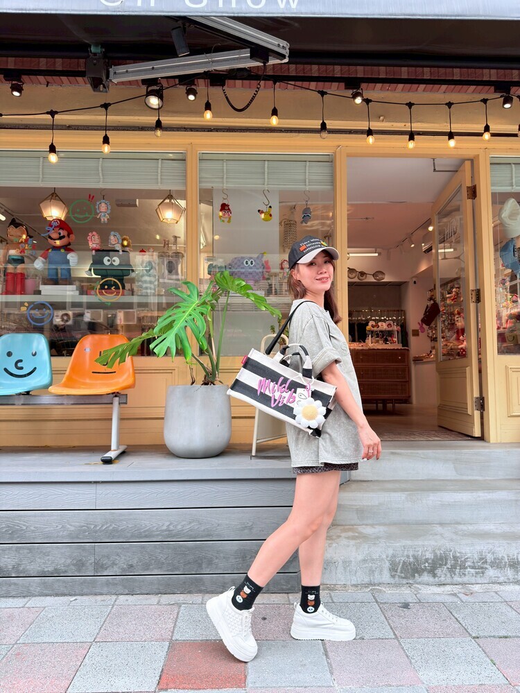 草寫英字黑白粗橫條手提帆布包((不含配件))