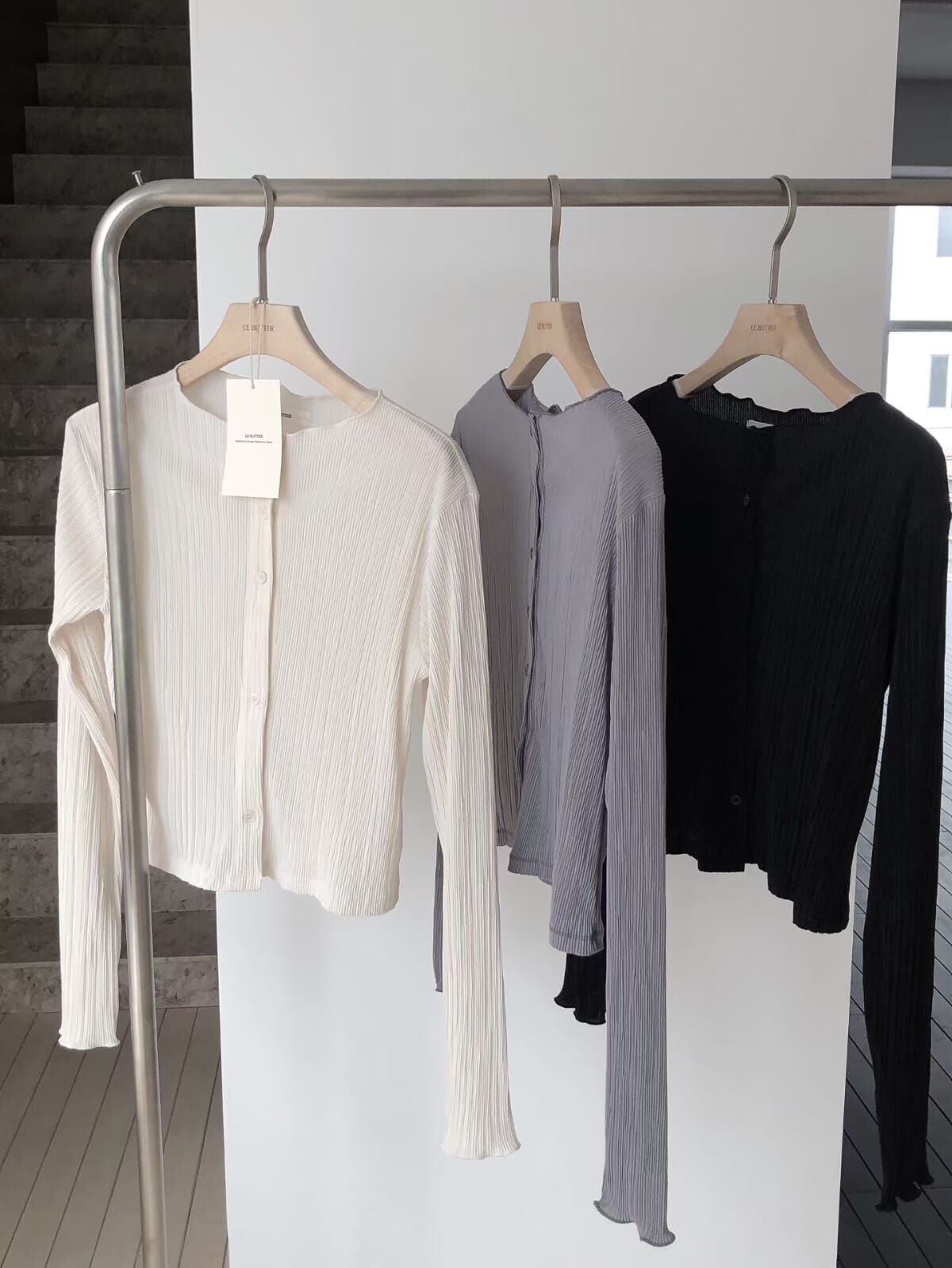 LB6030 木耳邊坑紋鈕扣上衣