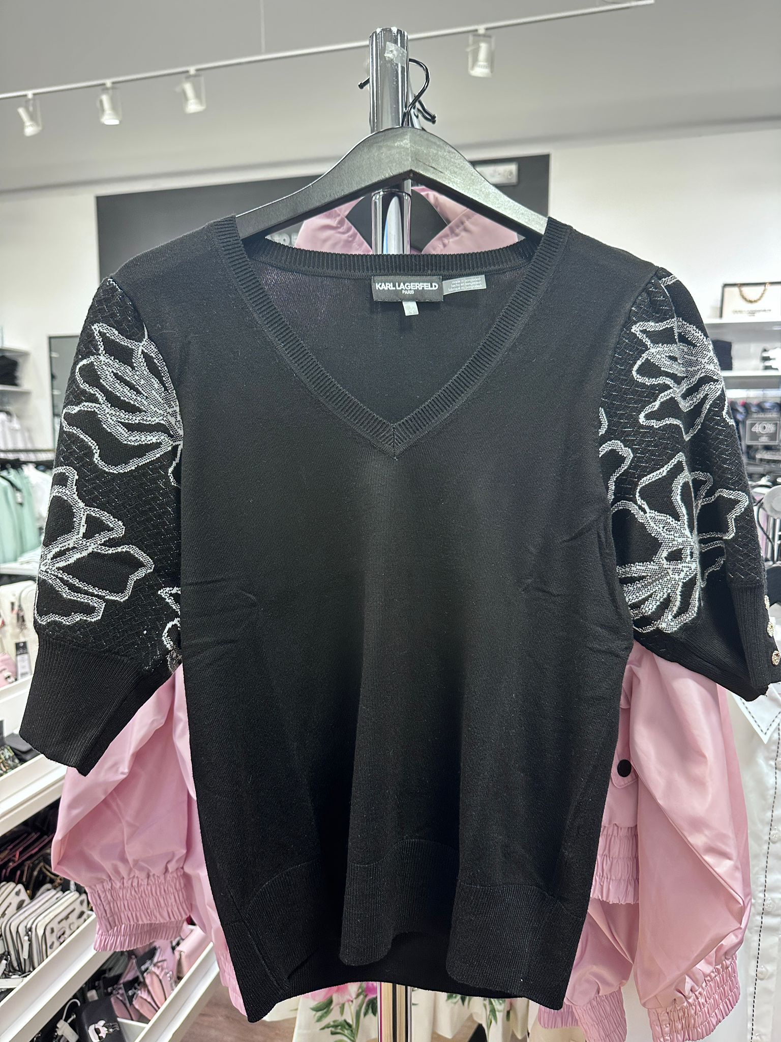 RT72 KL 泡泡袖黑色V領短袖衫 Floral V-Neck Sweater