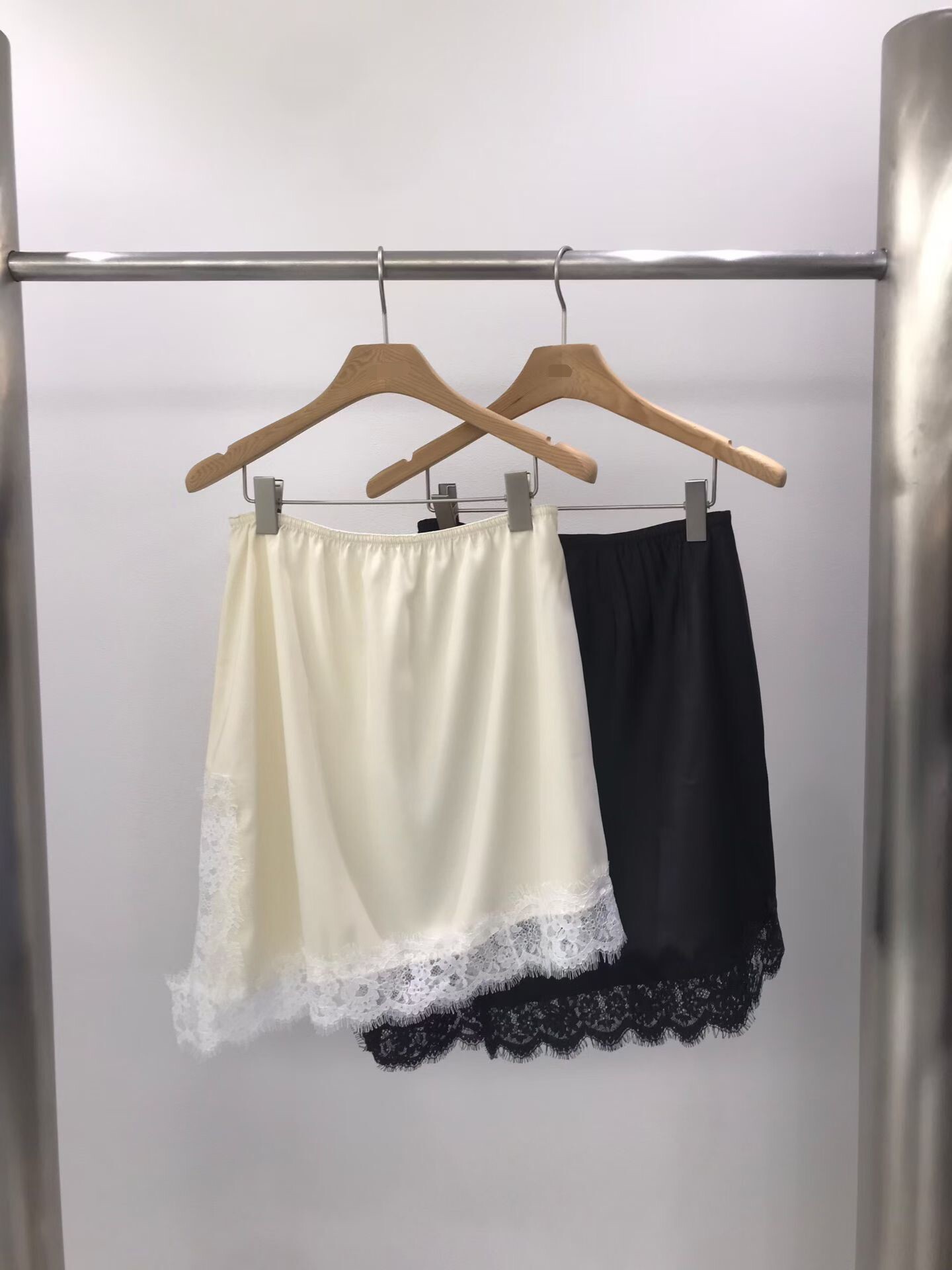 側岔蕾絲滾邊絲緞短裙