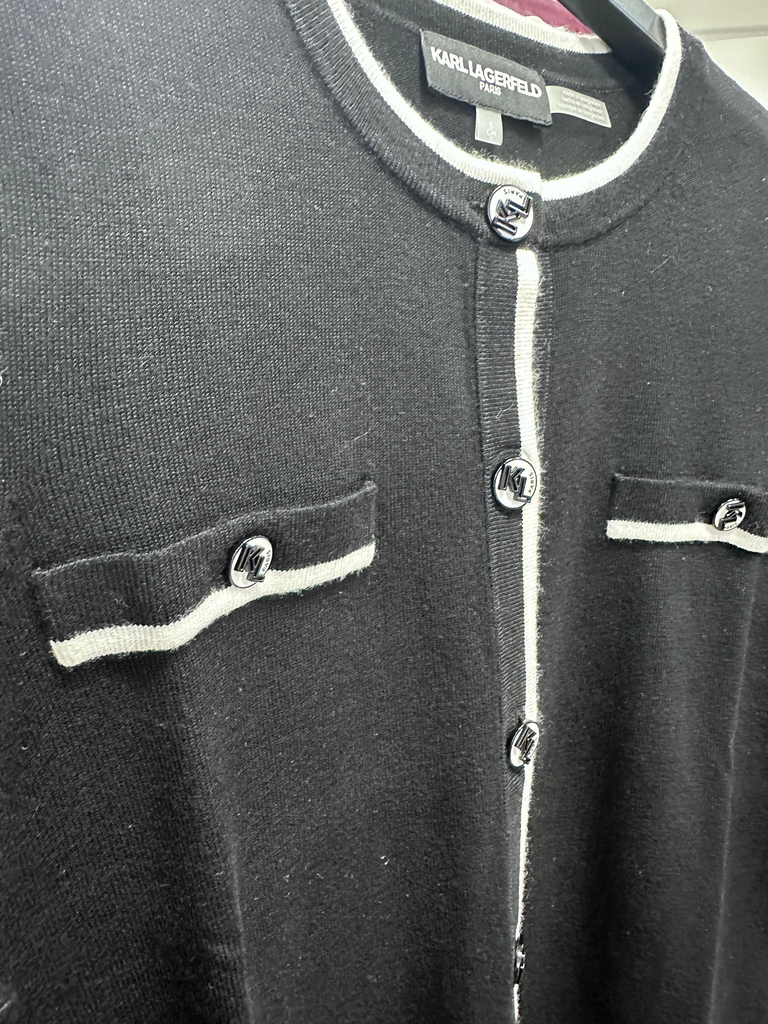 RT75 KL 黑色短袖薄扣鈕針織衫 Short Sleeve Cardigan With Contrast Trim