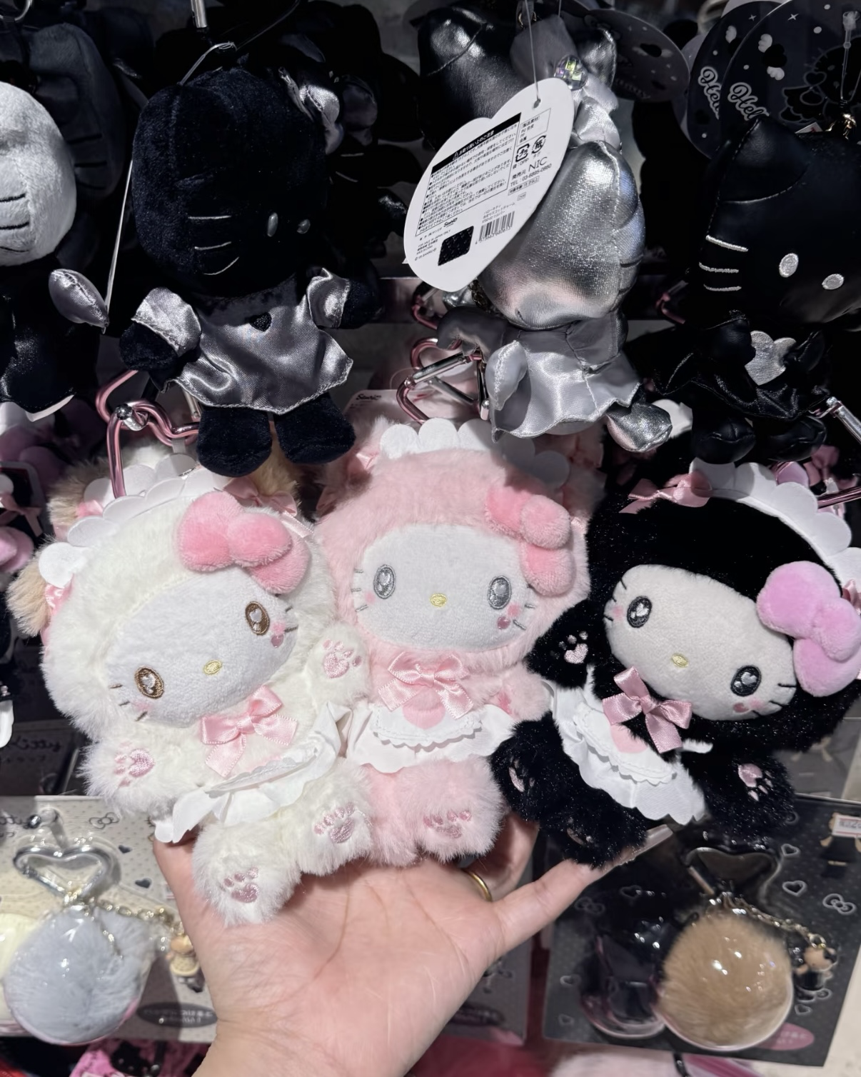 <日本限定 官方正版>SANRIO 三麗鷗 Hello Kitty 貓貓女僕系列 毛絨娃娃 吊飾 鑰匙圈 凱蒂貓 13cm