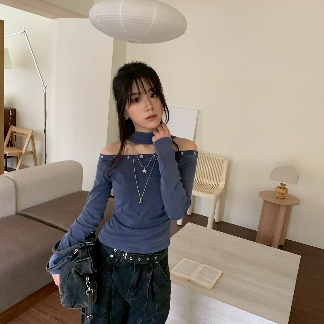 ISA_設計感辣妹 繞脖鉚釘一字領水洗上衣_63036