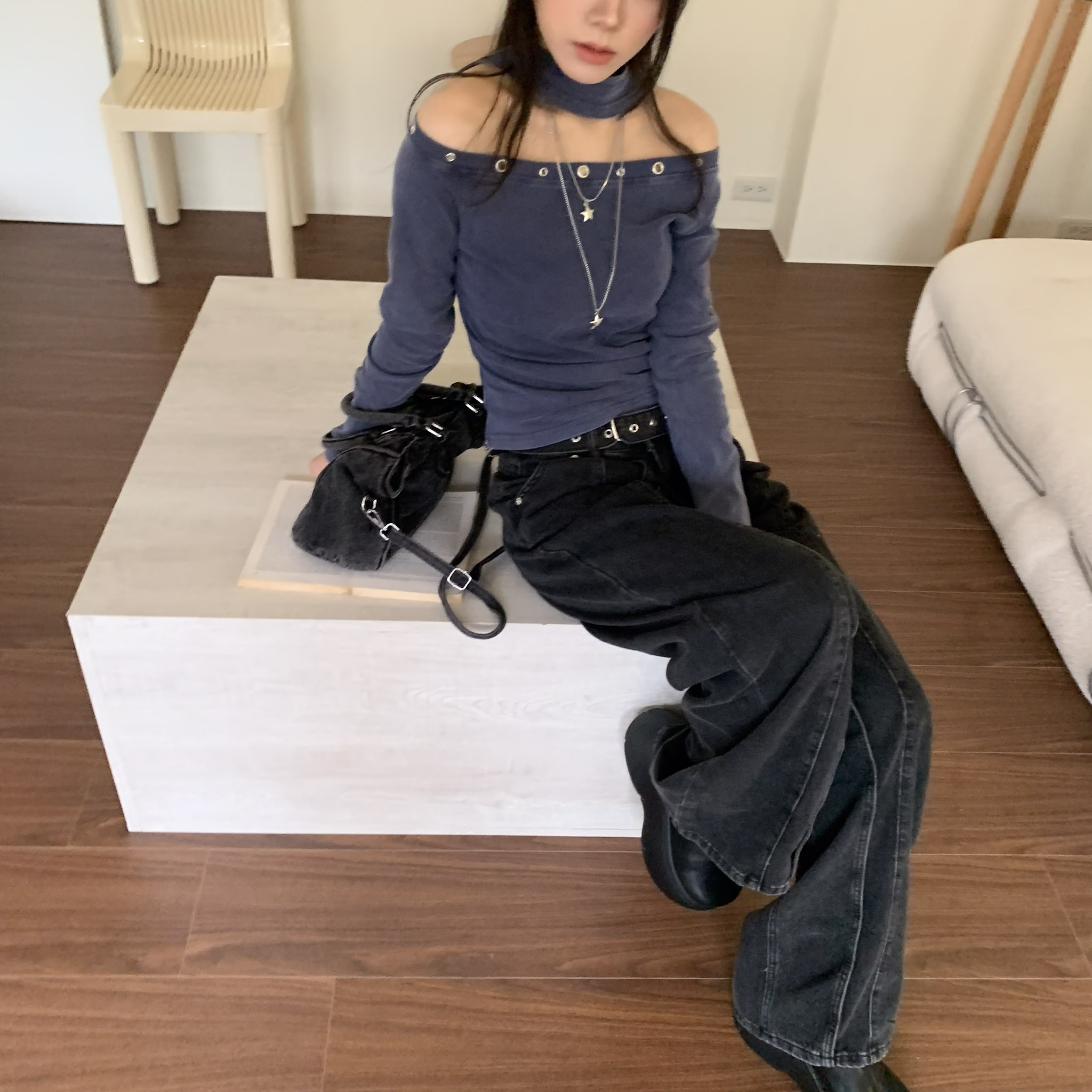 ISA_設計感辣妹 繞脖鉚釘一字領水洗上衣_63036