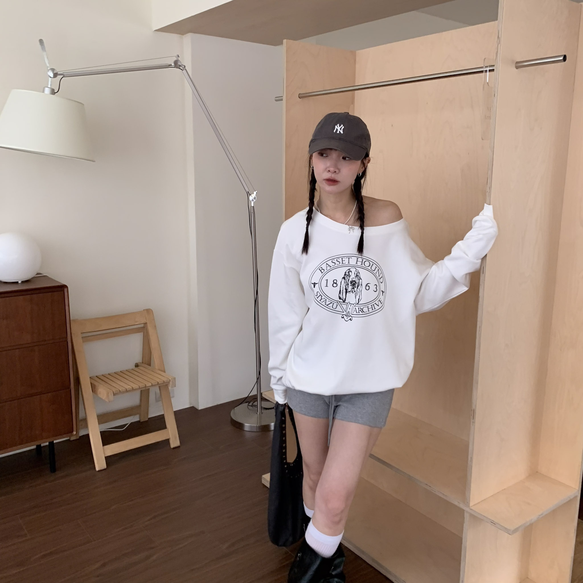 ISA_BASSET HOUND 獵犬太空棉斜肩上衣_63046