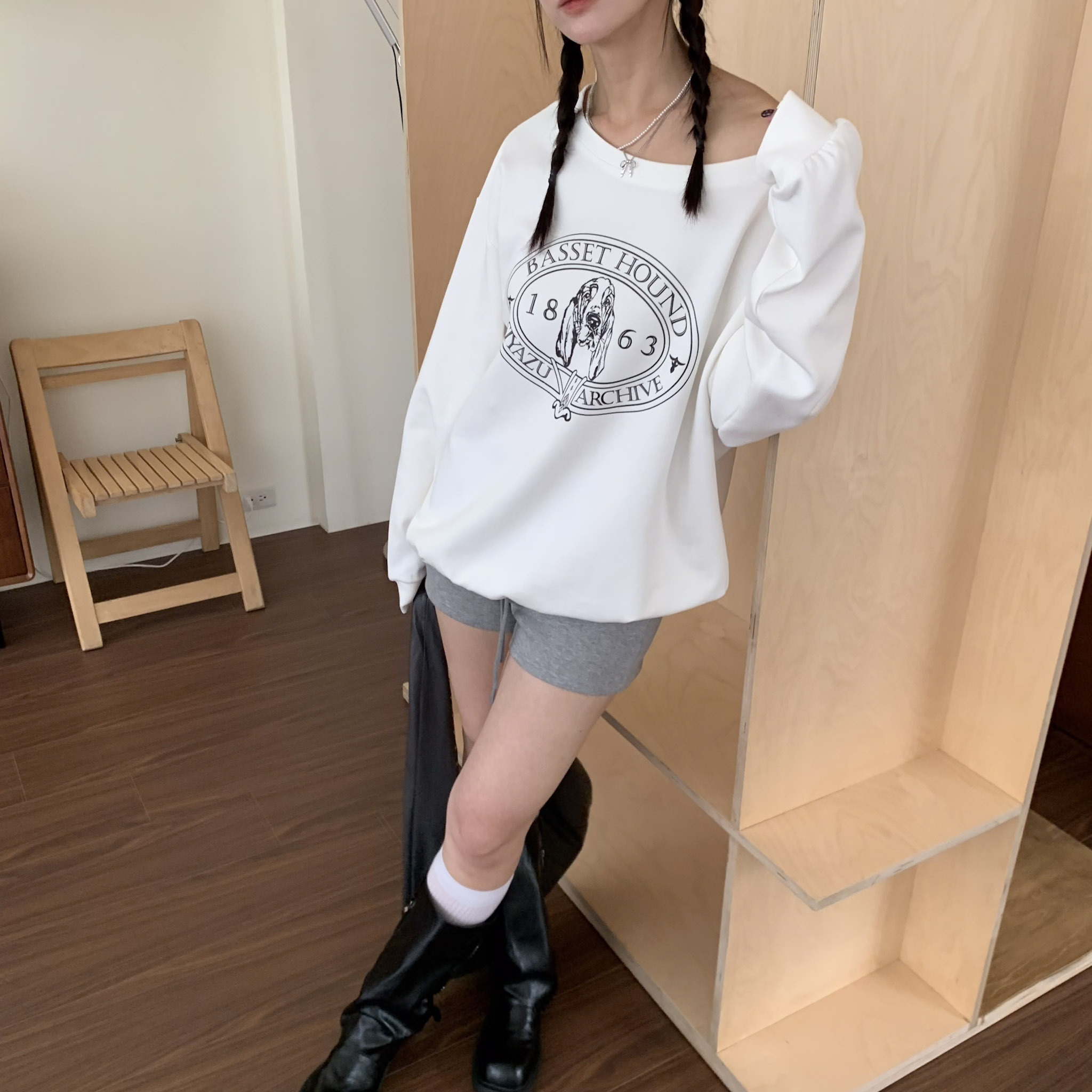 ISA_BASSET HOUND 獵犬太空棉斜肩上衣_63046