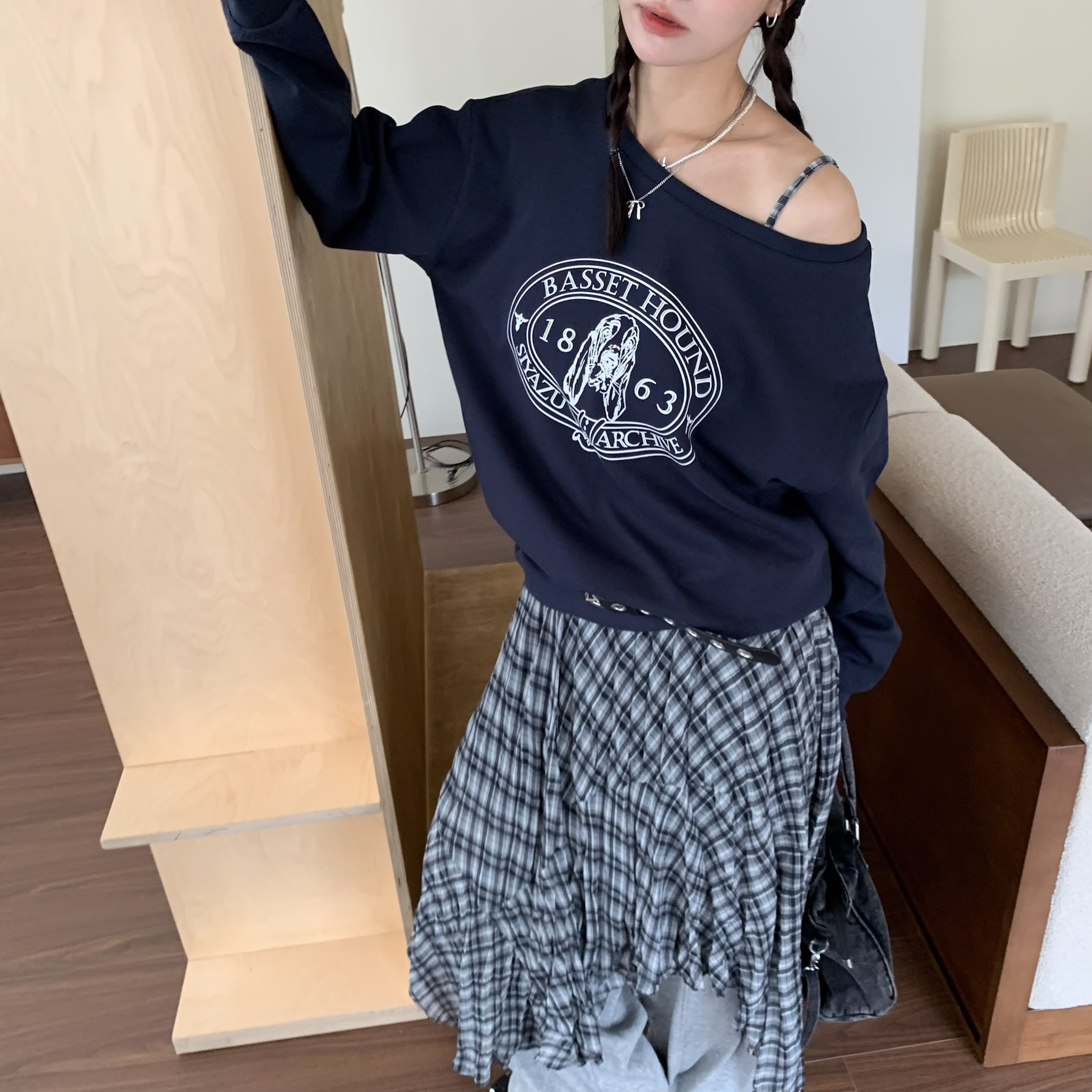 ISA_BASSET HOUND 獵犬太空棉斜肩上衣_63046