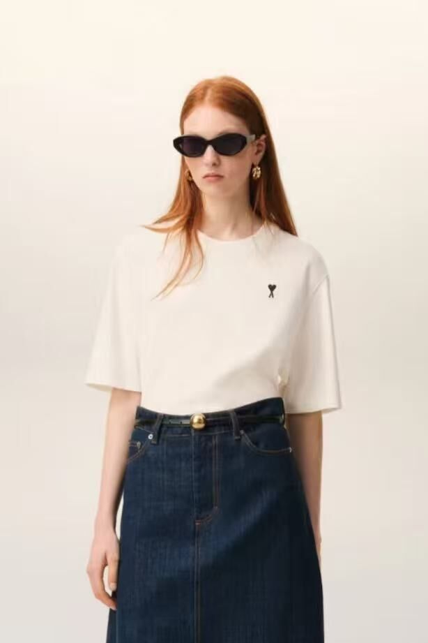 AMl 2026 左胸小愛心背面字體短T (2色)