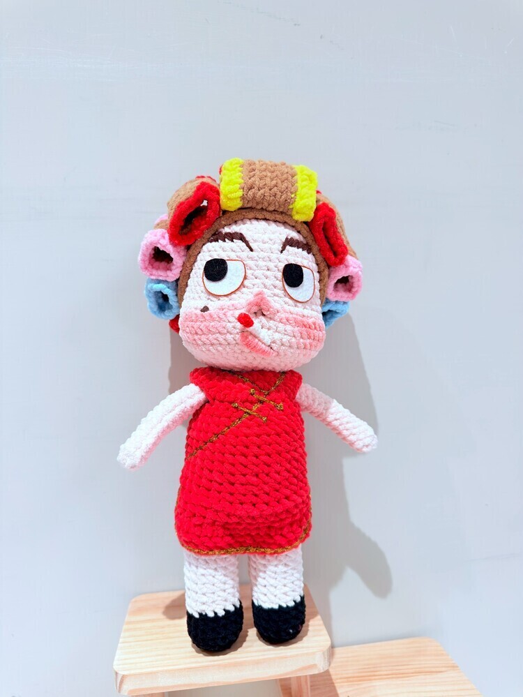 紅旗袍彩色捲髮包租婆醜娃公仔『約30-36cm』