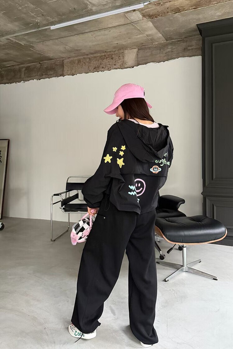 【現貨+預購】背後手繪英字星球笑臉連帽防風外套(預購時間14-21天)