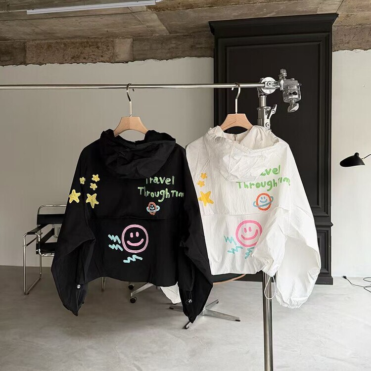 【現貨+預購】背後手繪英字星球笑臉連帽防風外套(預購時間14-21天)
