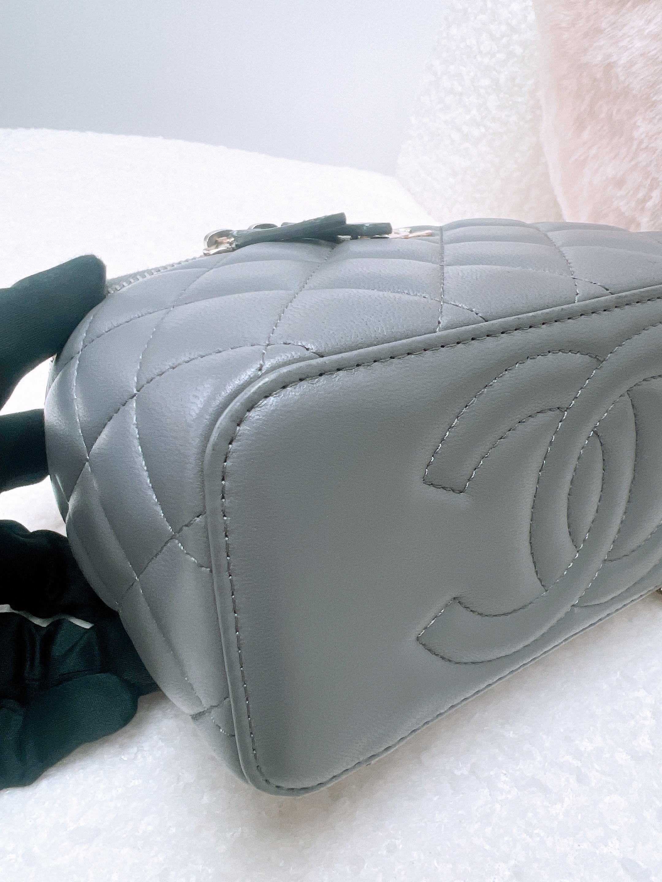 Chanel handle vanity (dark grey lambskin/ GHW)