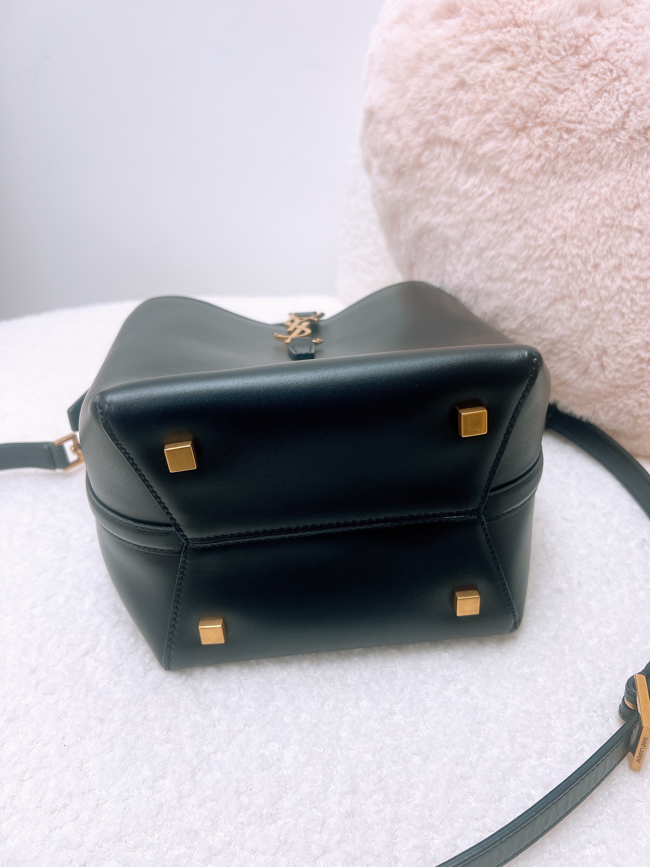 YSL Saint Laurent le 37 bucket small black