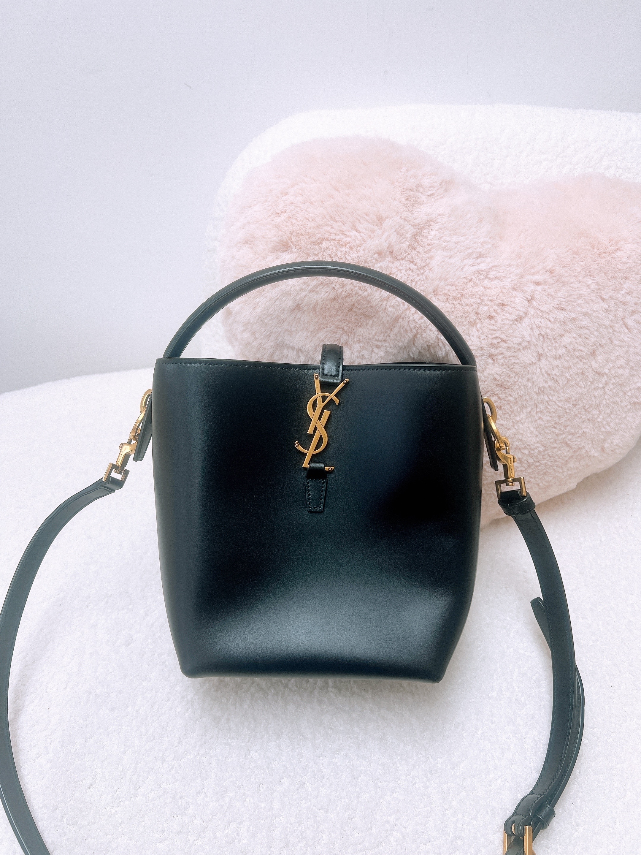 YSL Saint Laurent le 37 bucket small black
