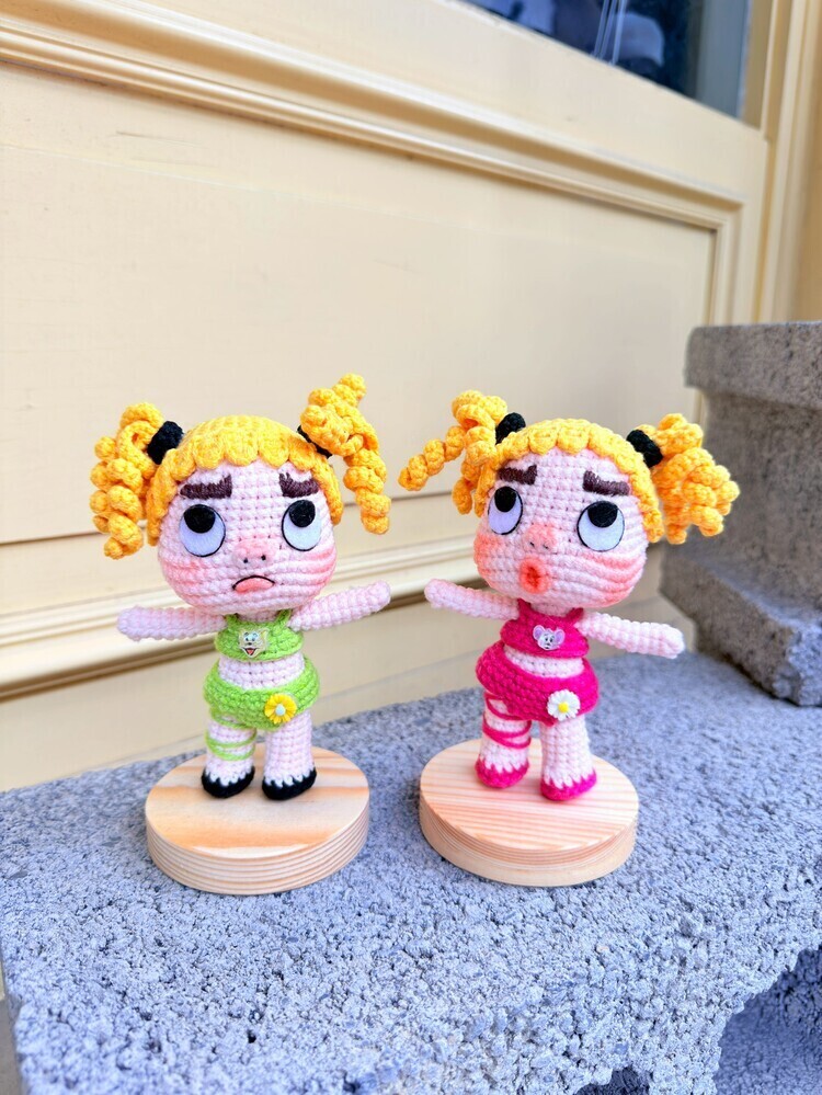 『綠』黃髮捲捲跳舞女孩醜娃吊飾-32號『約11cm』((不列入會員折扣))