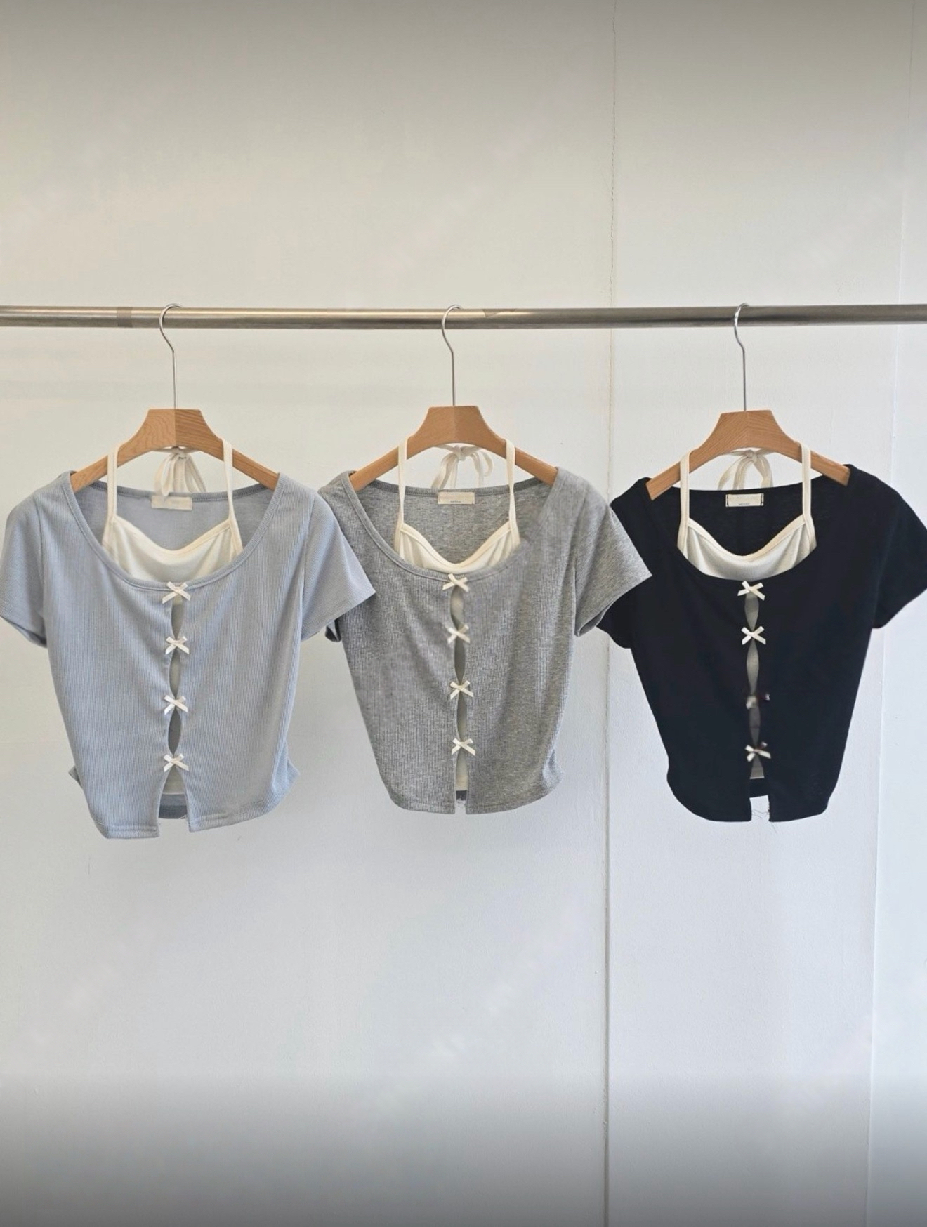 （3月韓國連線）T1356｜3色入˙ ✩°˖🫐 4小蝴蝶結掛頸假兩件短袖上衣