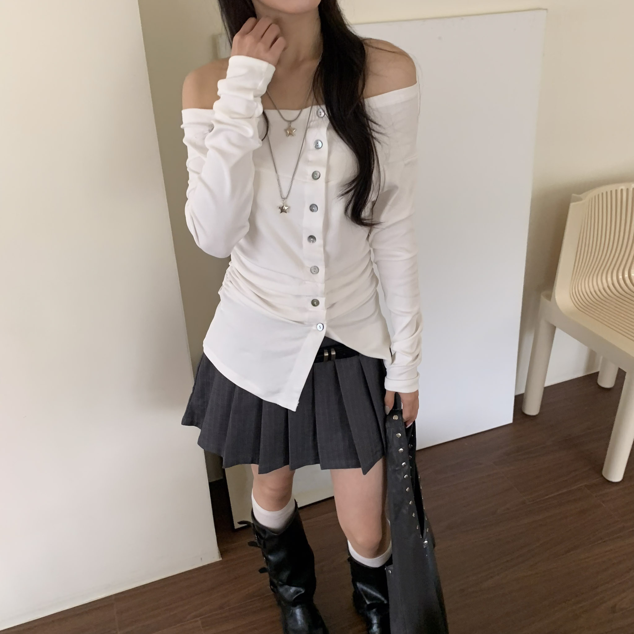 ISA_時髦曲線! 浪漫貝殼釦小抓皺一字領上衣_63048