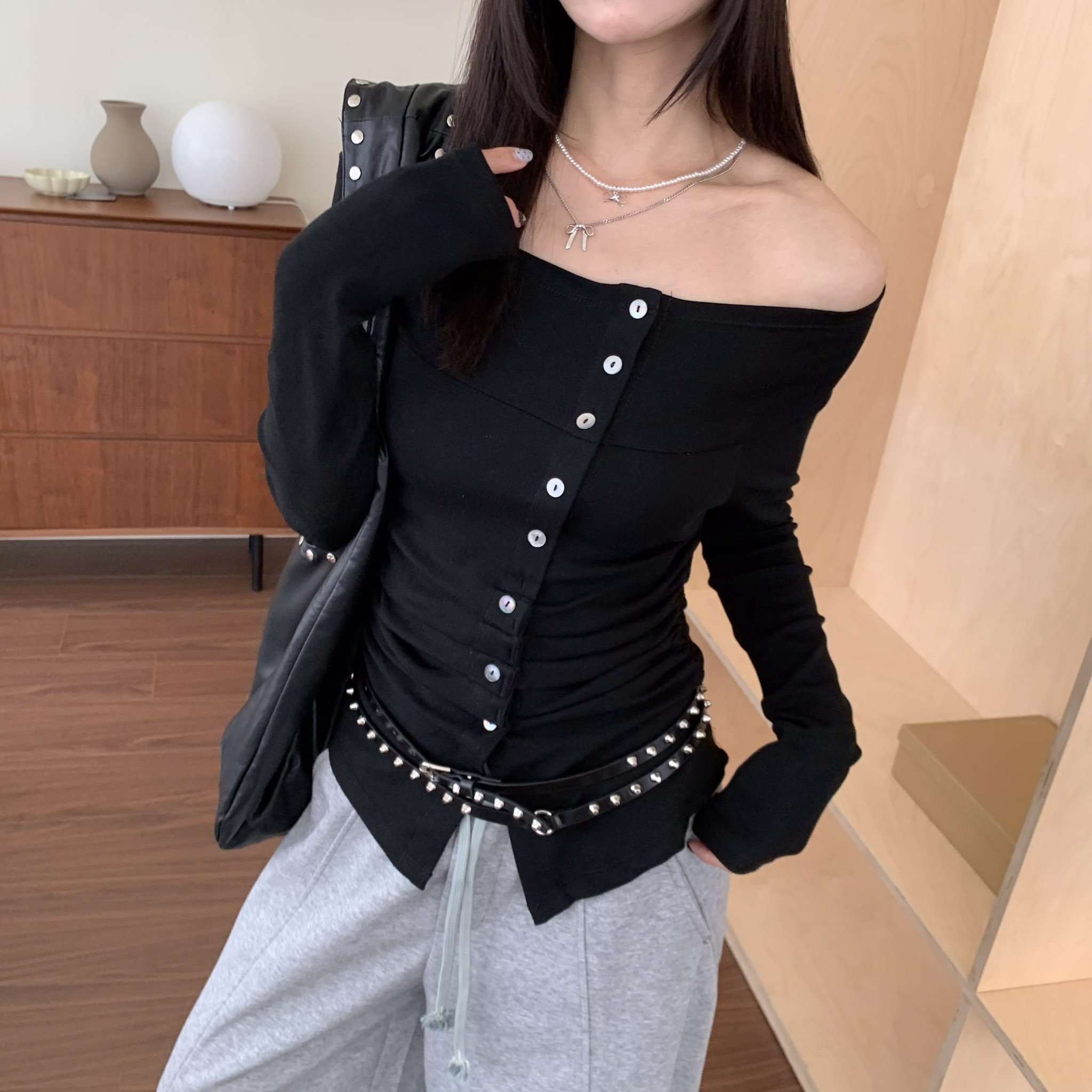 ISA_時髦曲線! 浪漫貝殼釦小抓皺一字領上衣_63048