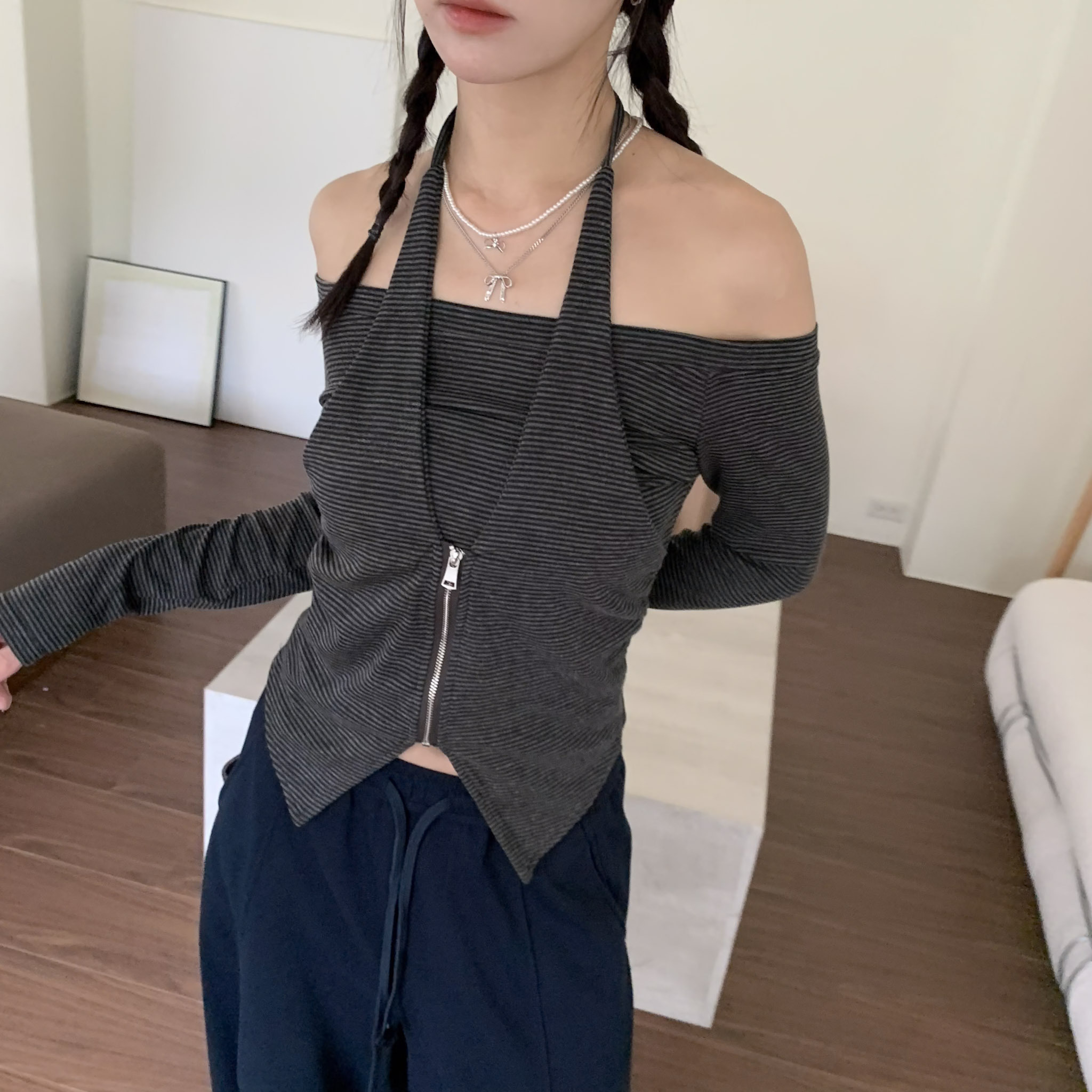 ISA_韓女都愛! 假二件拉鍊繞脖條紋一字領上衣_63057