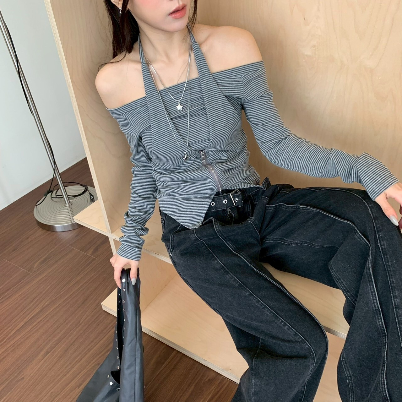 ISA_韓女都愛! 假二件拉鍊繞脖條紋一字領上衣_63057