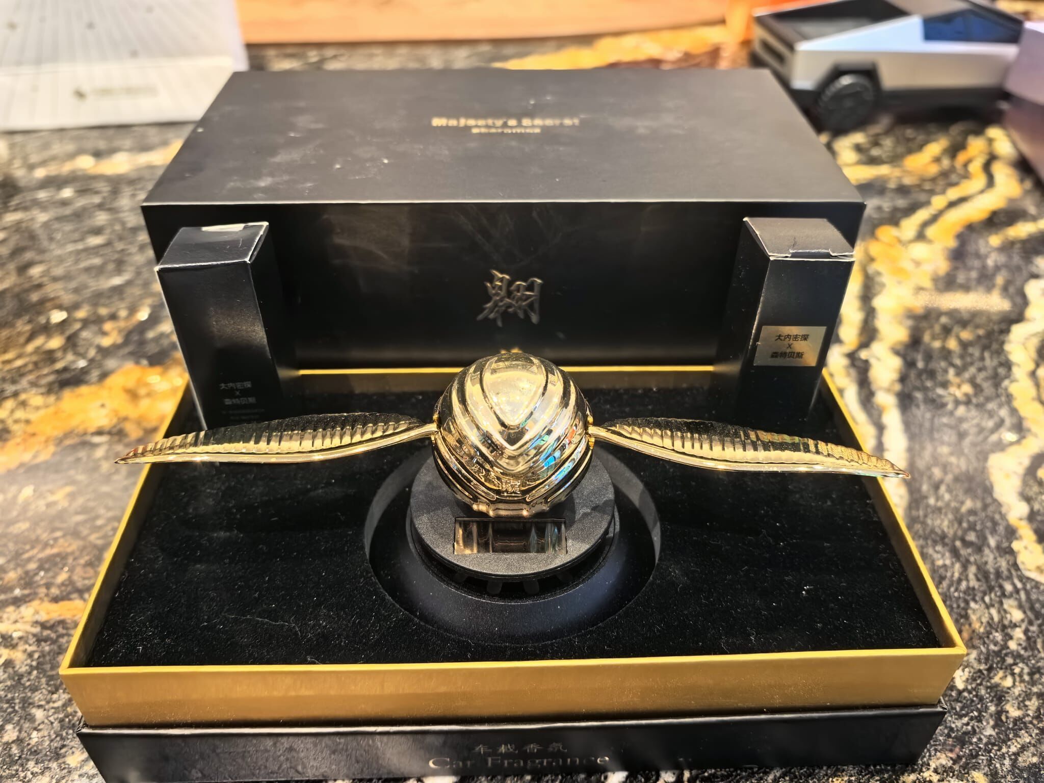 1 SOLAR-POWERED METAL CAR PERFUME FRAGRANCE FRESHENER AROMA
