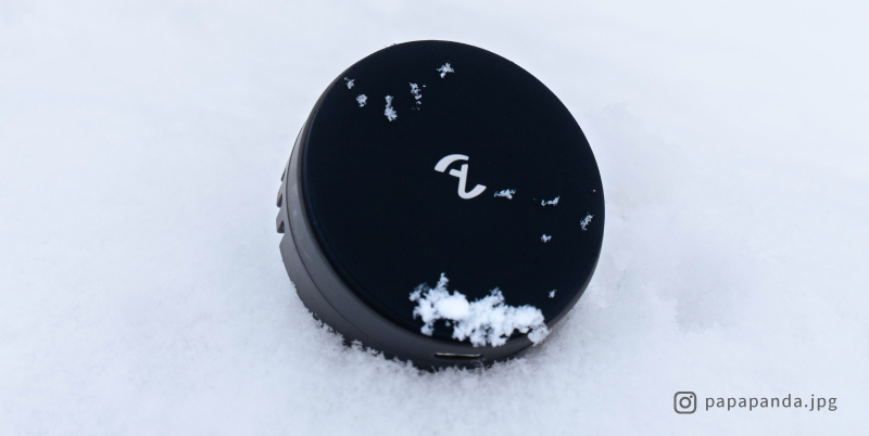 Allite CF2 車用手機支架插在雪地上