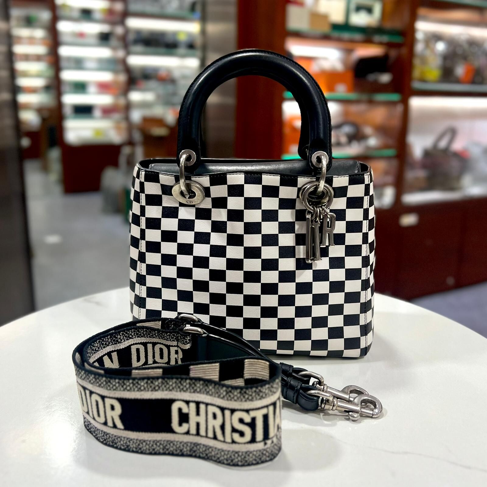 95%NEW二手CHRISTIAN LADY DIOR MEDIUM, 附送限量版肩帶, 五格黑白棋盤小牛皮銀扣 #迪奧戴妃包 #香榭站正品