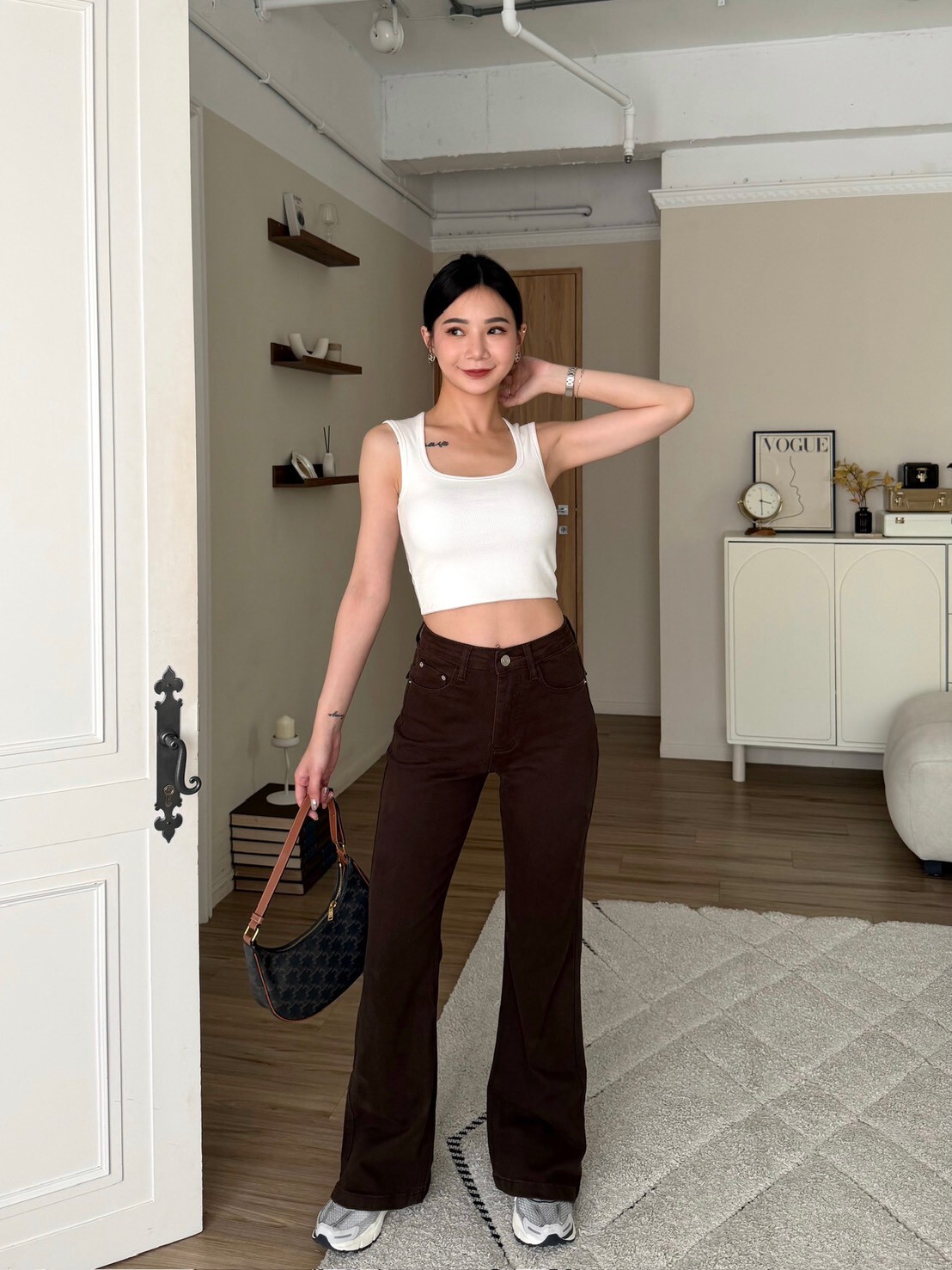 後口袋造型微喇叭牛仔褲