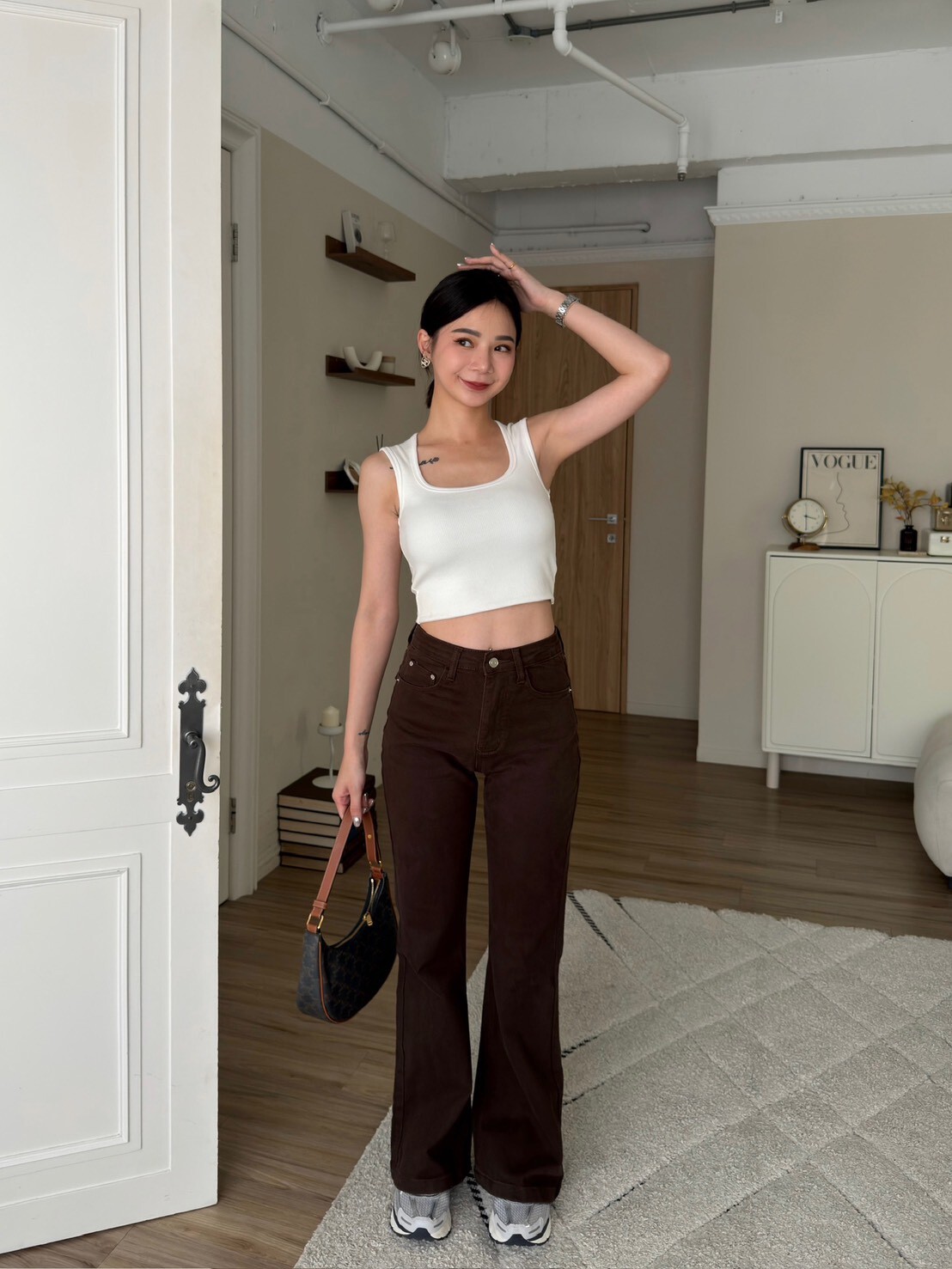 後口袋造型微喇叭牛仔褲