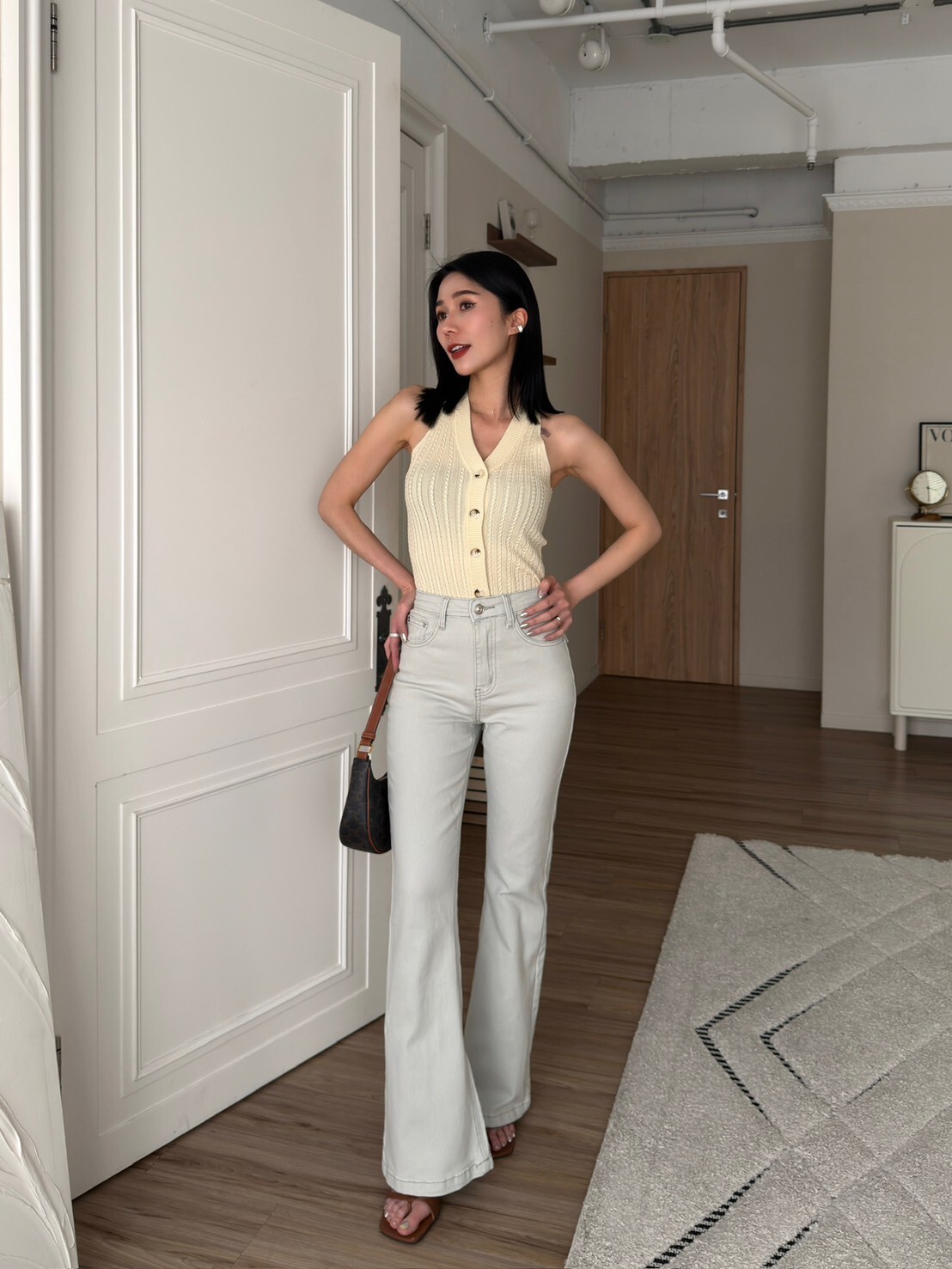 後口袋造型微喇叭牛仔褲