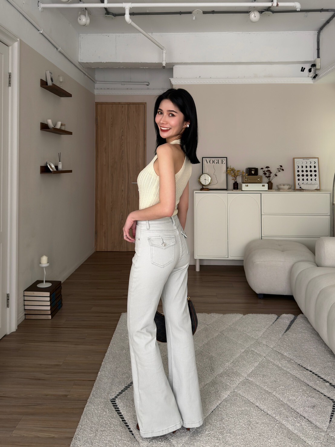 後口袋造型微喇叭牛仔褲